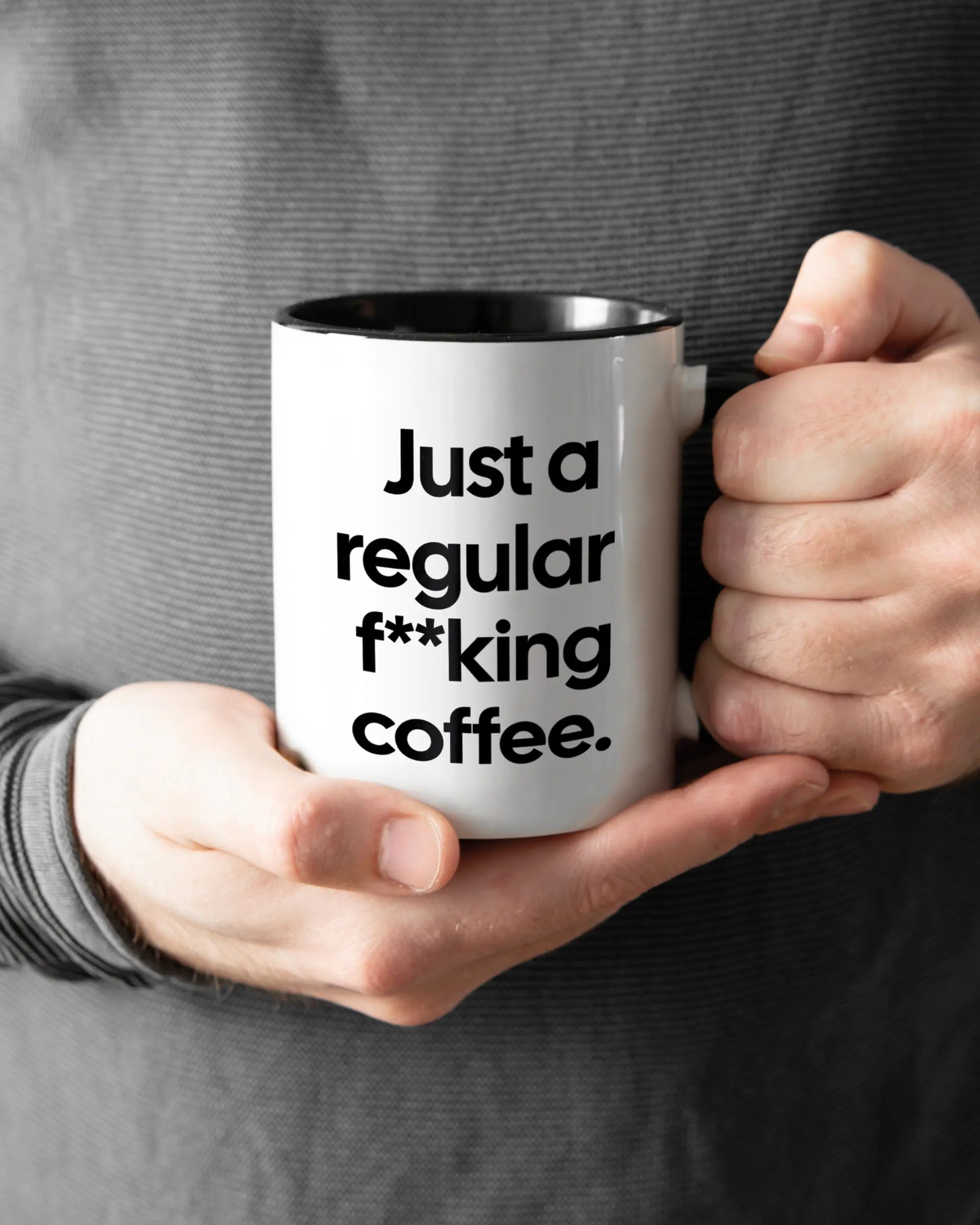 Rechte Seite der beidseitig bedruckten Keramiktasse von Maondo mit dem Design Regular Coffee in der Farbe Duotone gehalten von Männerhänden