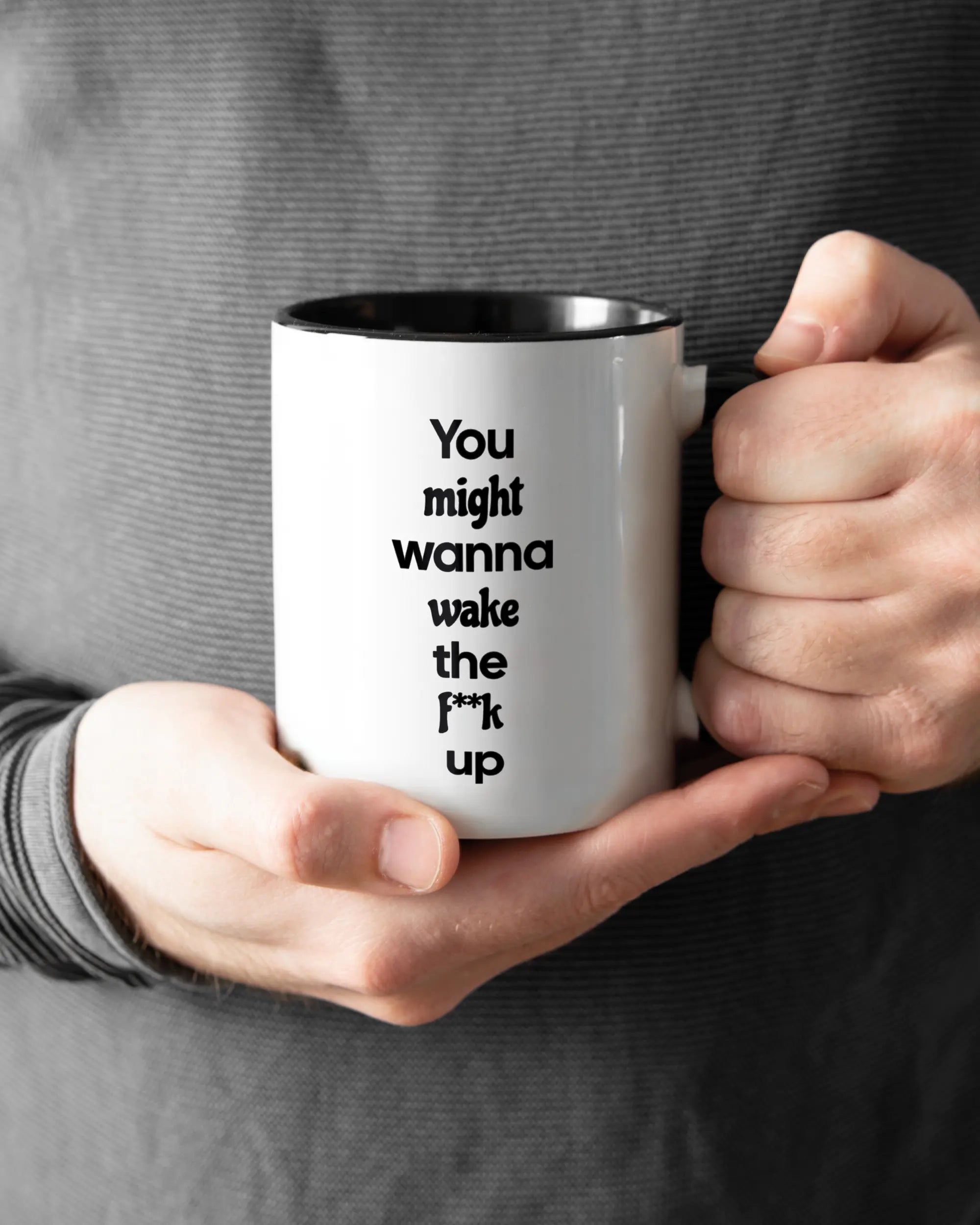 Rechte Seite der beidseitig bedruckten Keramiktasse von Maondo mit dem Design Wanna Wake in der Farbe Duotone gehalten von Männerhänden