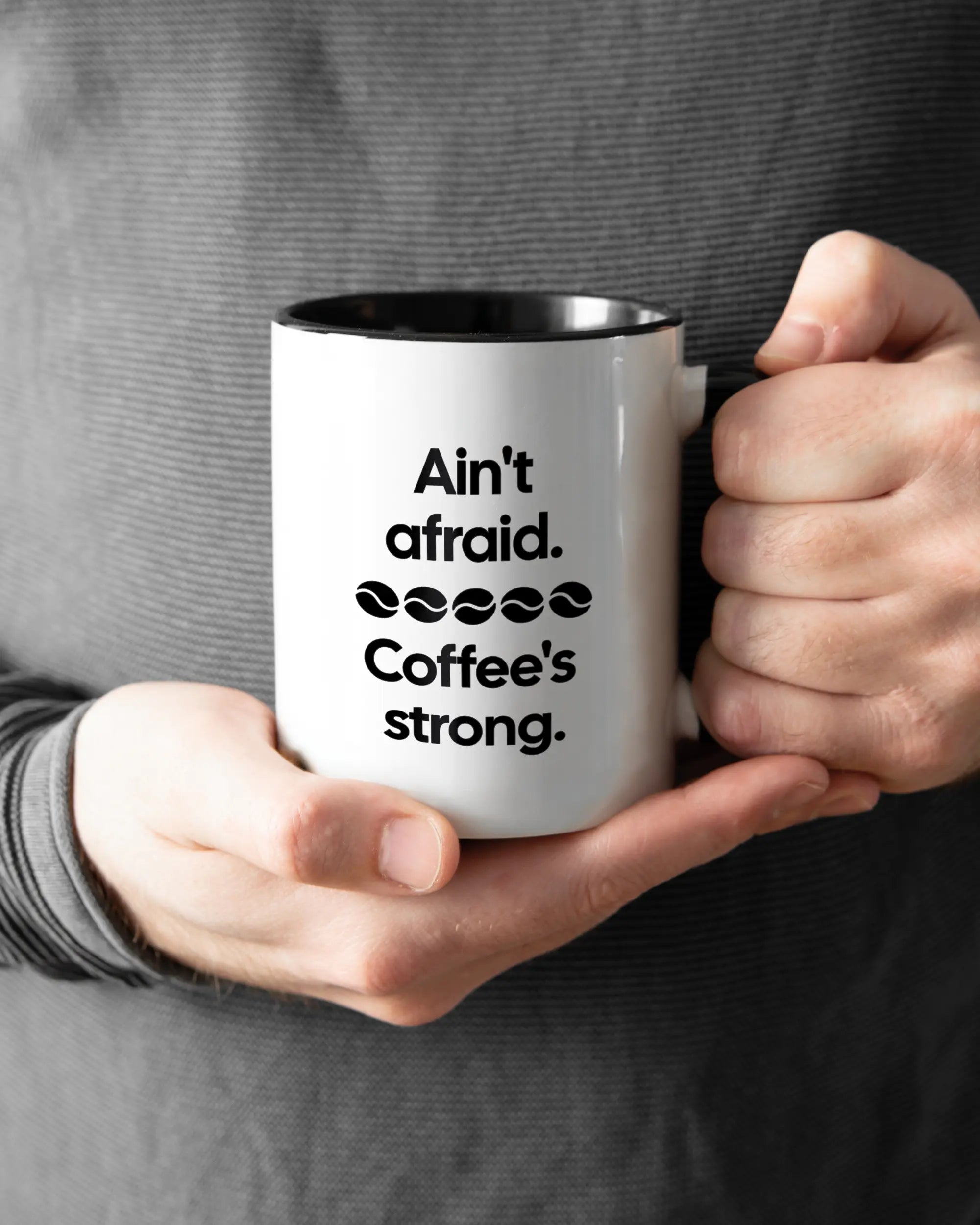 Rechte Seite der beidseitig bedruckten Keramiktasse von Maondo mit dem Design Coffee is strong in der Farbe Duotone gehalten von Männerhänden