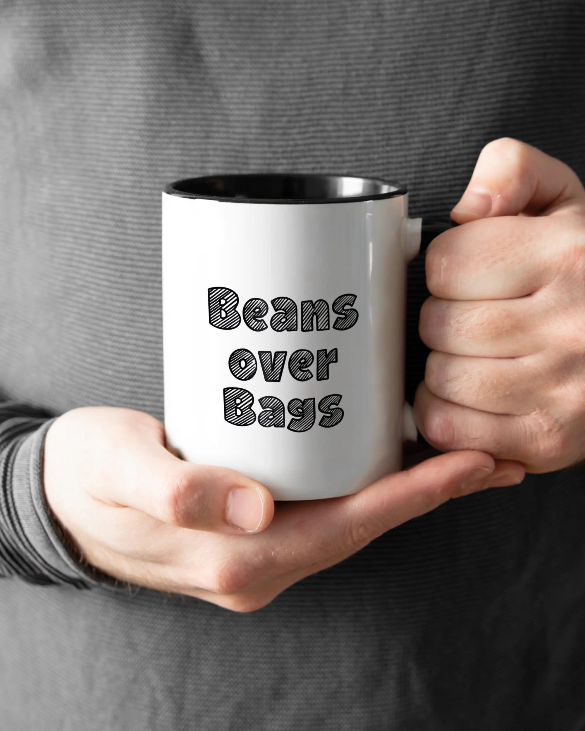 Rechte Seite der beidseitig bedruckten Keramiktasse von Maondo mit dem Design Beans over Bags in der Farbe Duotone gehalten von Männerhänden