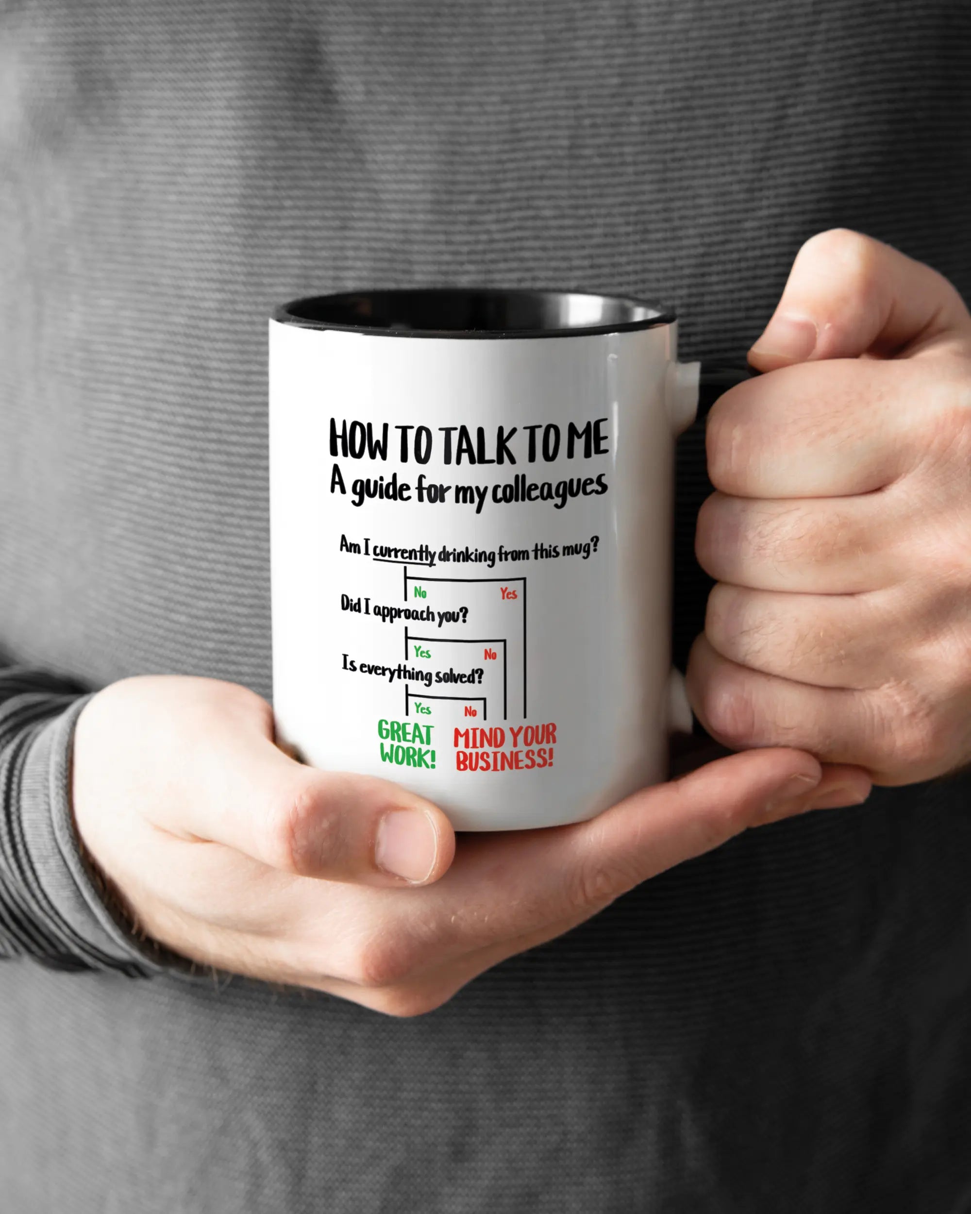 Rechte Seite der beidseitig bedruckten Keramiktasse von Maondo mit dem Design Colleagues Guide in der Farbe Duotone gehalten von Männerhänden