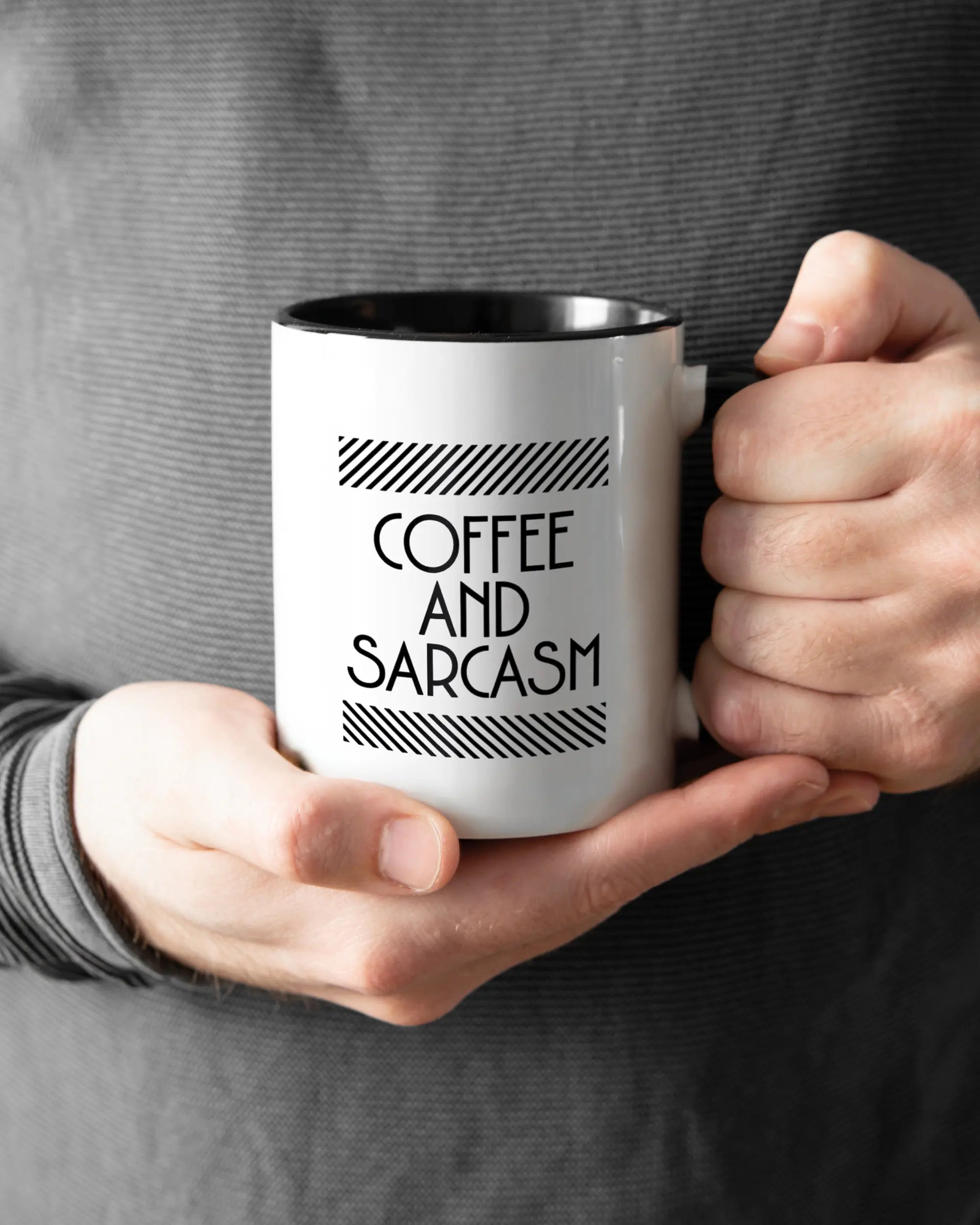 Rechte Seite der beidseitig bedruckten Keramiktasse von Maondo mit dem Design Sarcastic Cup in der Farbe Duotone gehalten von Männerhänden