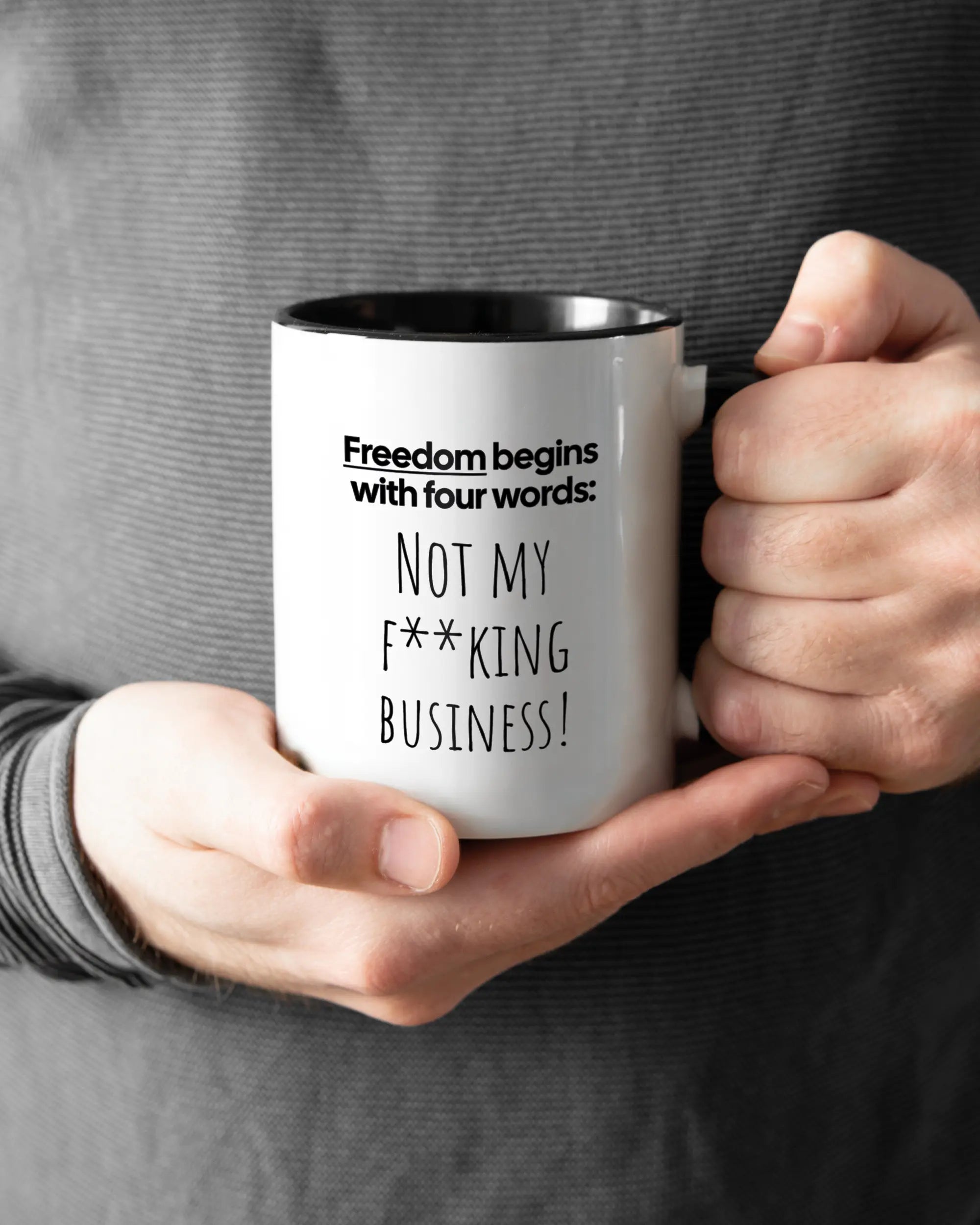 Rechte Seite der beidseitig bedruckten Keramiktasse von Maondo mit dem Design 4 Freedom in der Farbe Duotone gehalten von Männerhänden