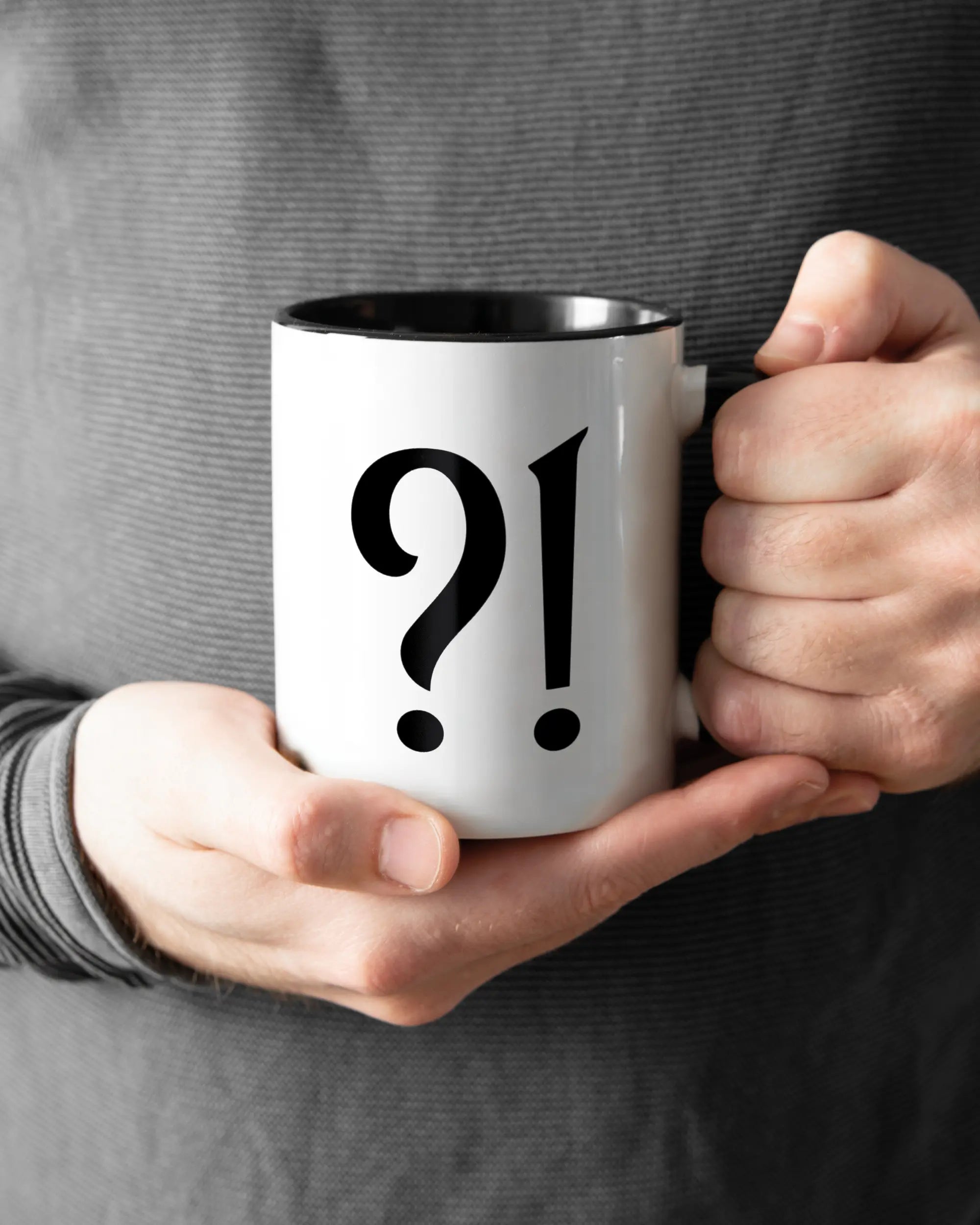 Rechte Seite der beidseitig bedruckten Keramiktasse von Maondo mit dem Design WHAT in der Farbe Duotone gehalten von Männerhänden