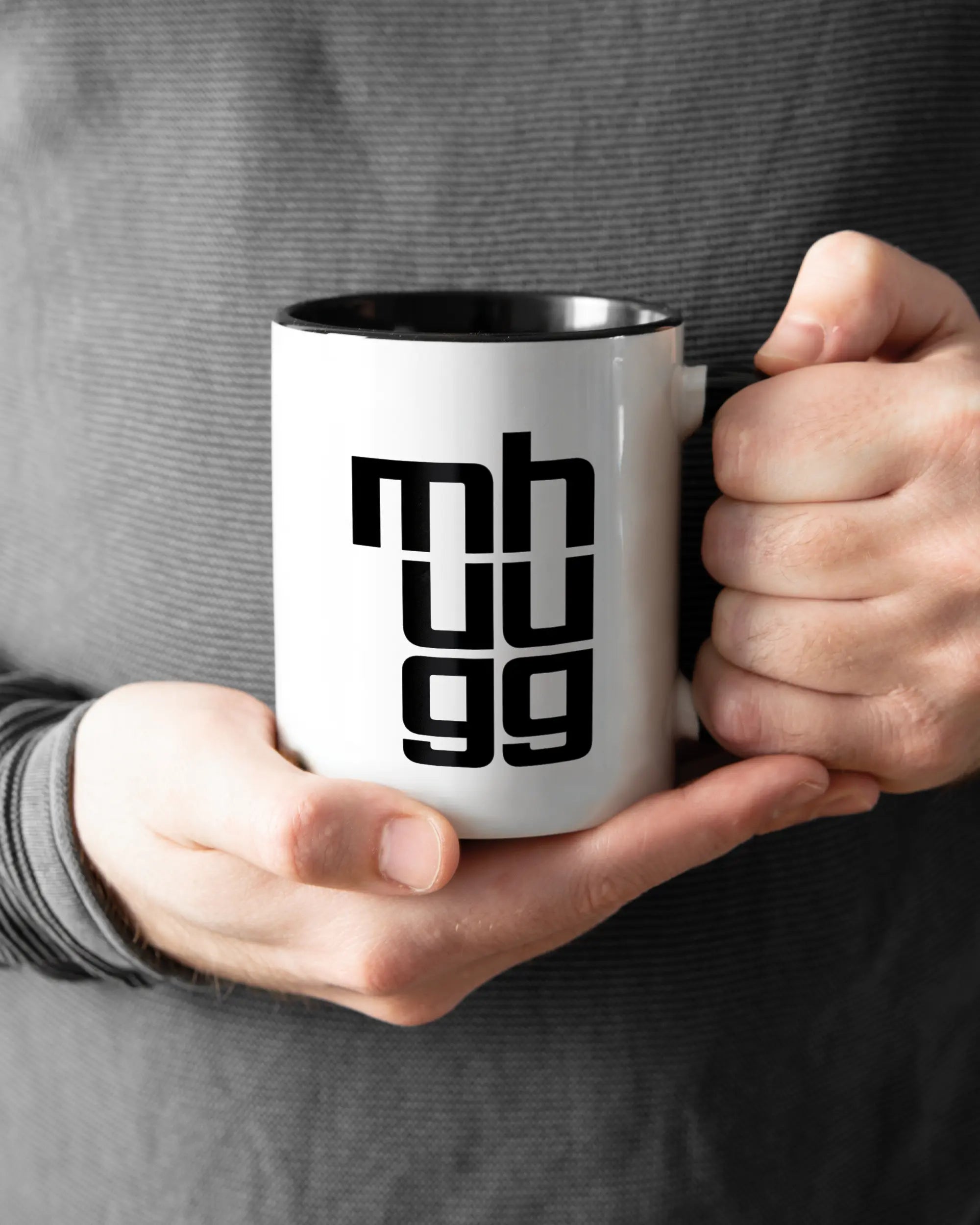 Rechte Seite der beidseitig bedruckten Keramiktasse von Maondo mit dem Design Hug Mug in der Farbe Duotone gehalten von Männerhänden