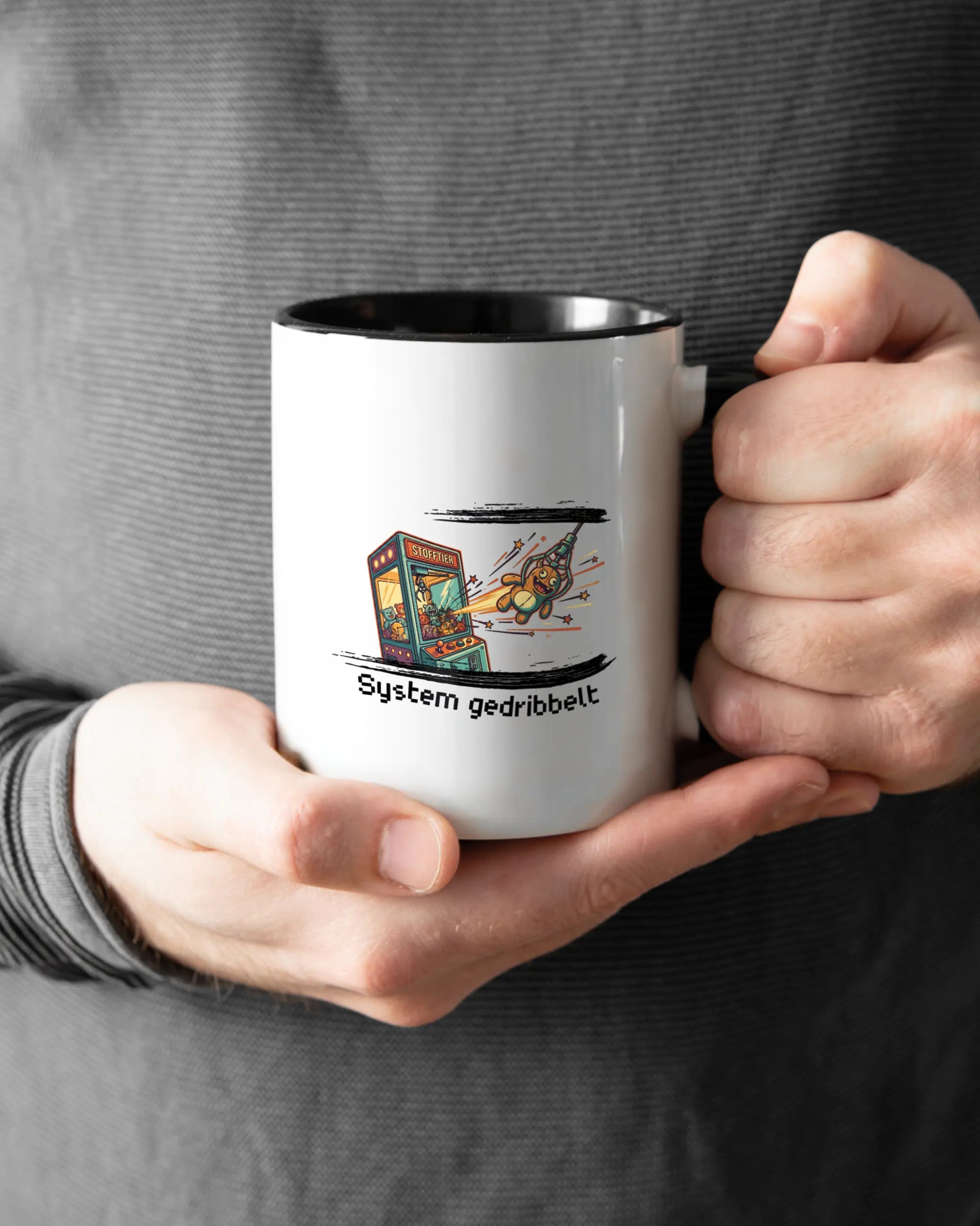 Rechte Seite der beidseitig bedruckten Keramiktasse von Maondo mit dem Design System gedribbelt in der Farbe Duotone gehalten von Männerhänden