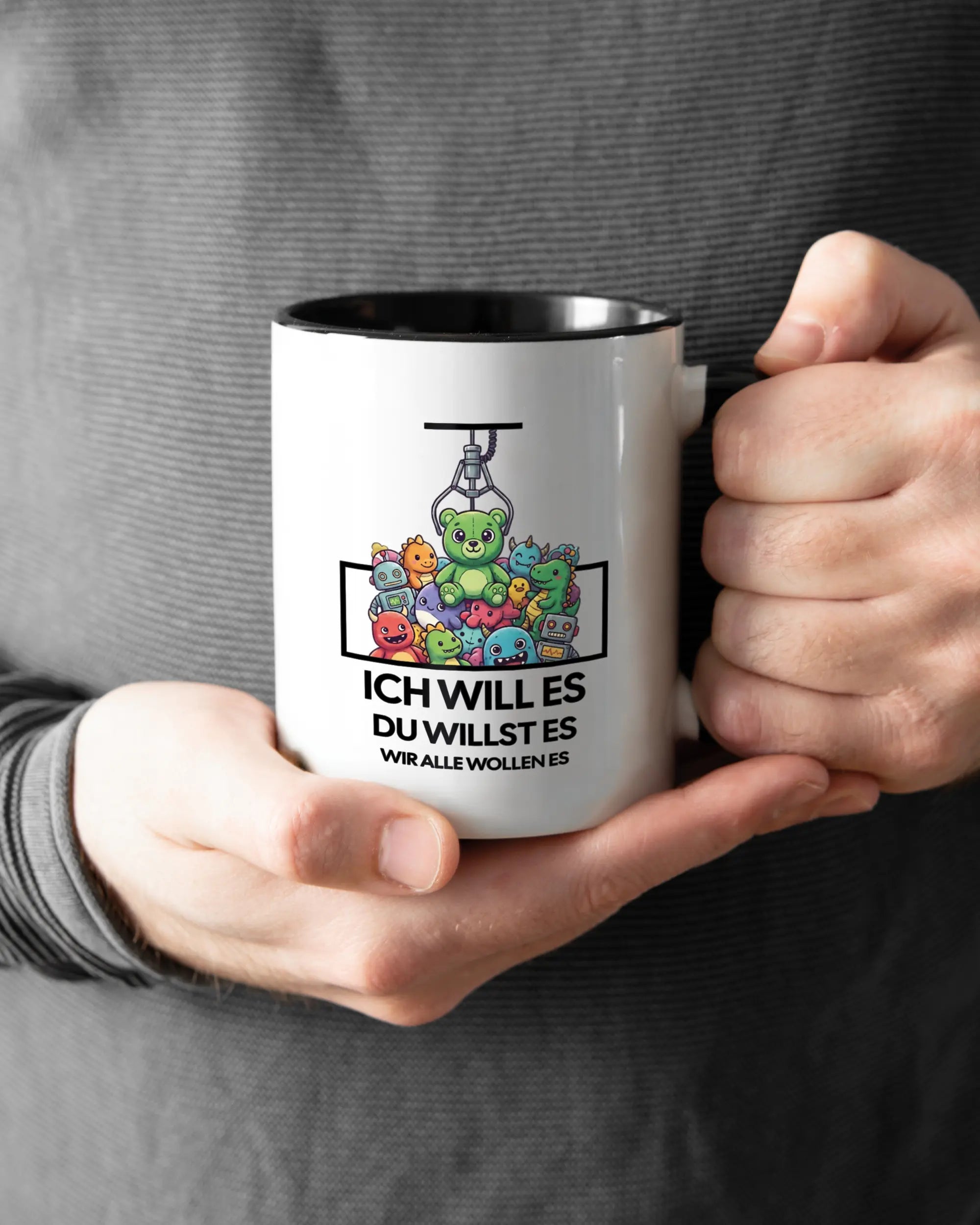 Rechte Seite der beidseitig bedruckten Keramiktasse von Maondo mit dem Design Will Stofftier in der Farbe Duotone gehalten von Männerhänden