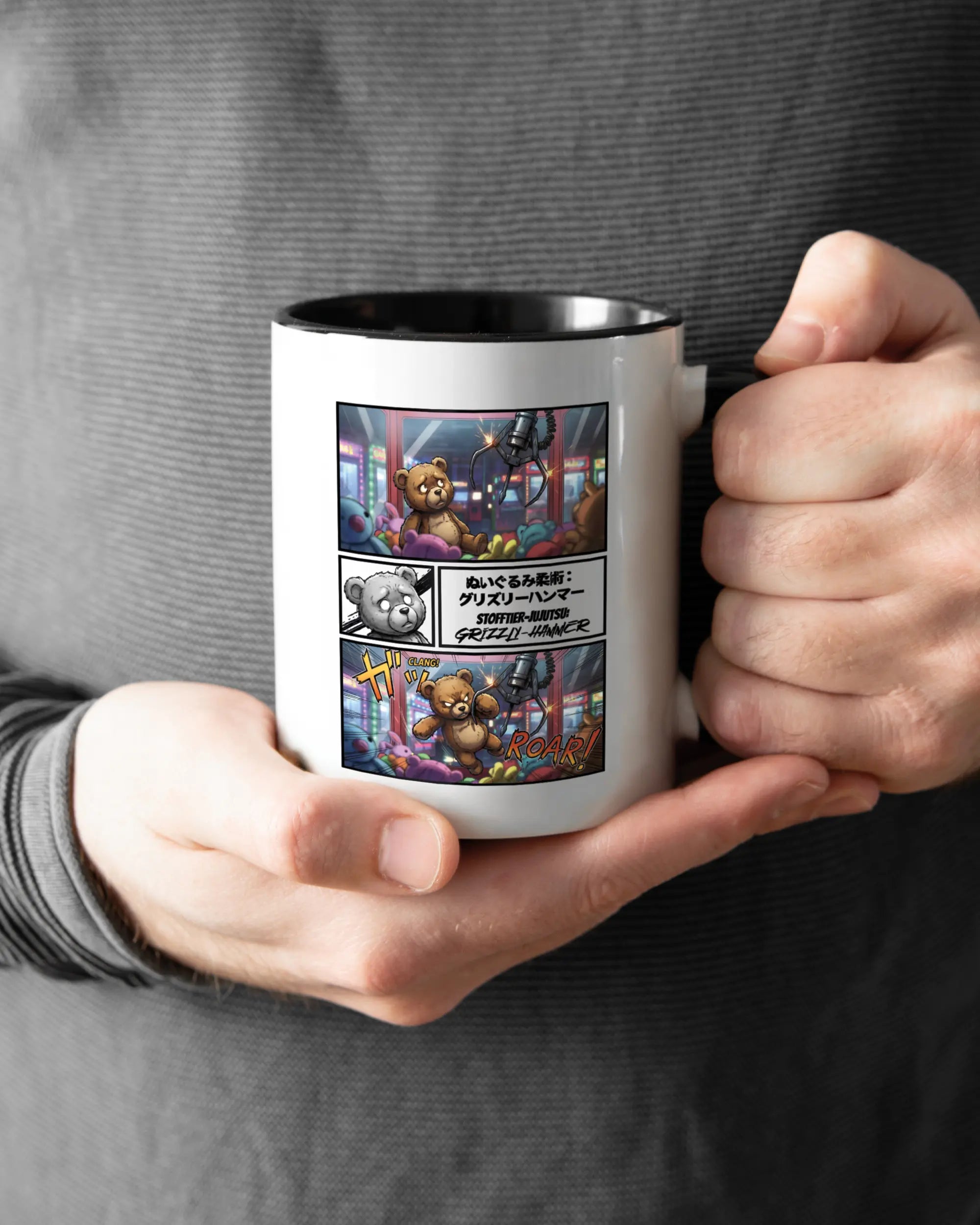 Rechte Seite der beidseitig bedruckten Keramiktasse von Maondo mit dem Design Manga Stoff in der Farbe Duotone gehalten von Männerhänden