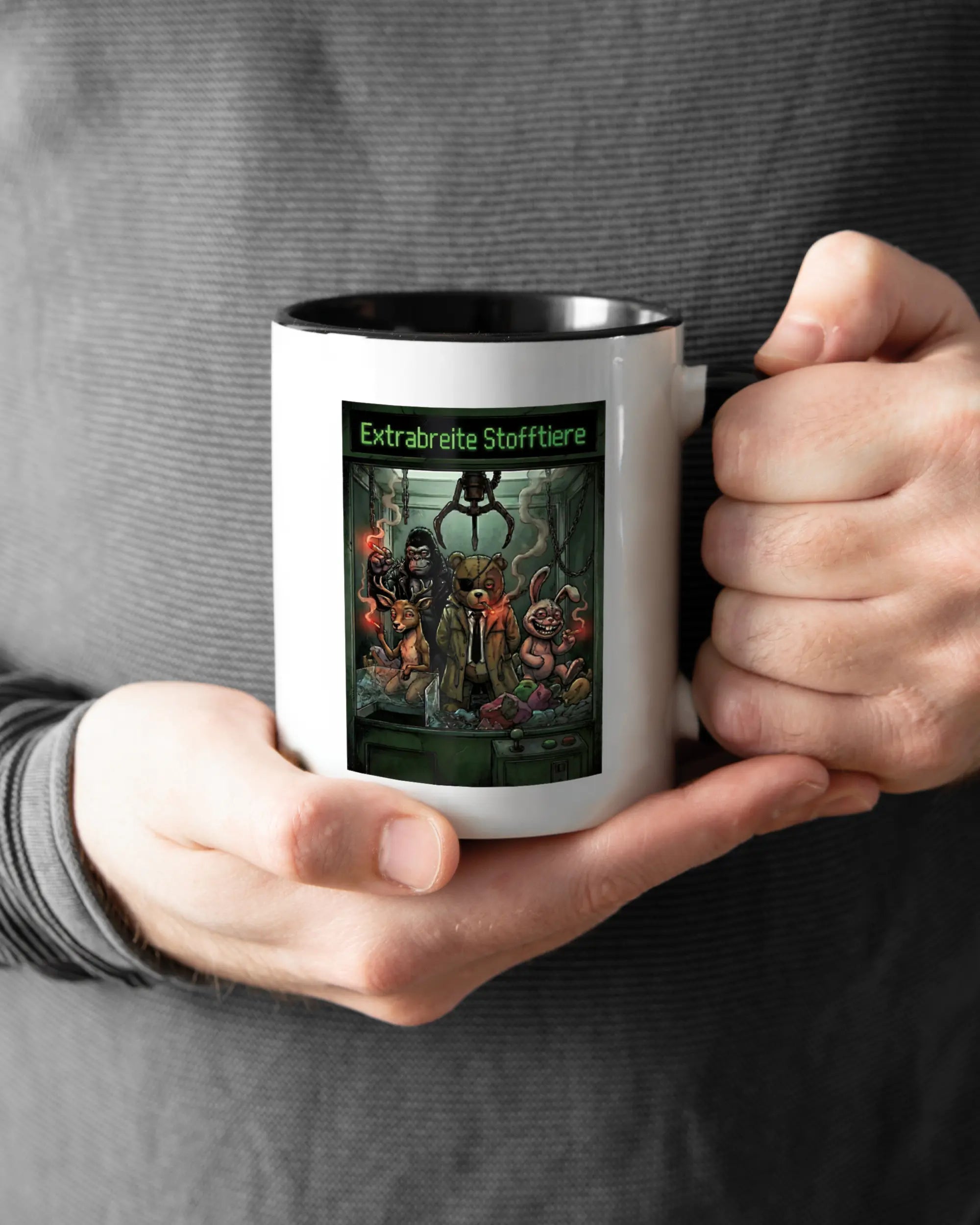 Rechte Seite der beidseitig bedruckten Keramiktasse von Maondo mit dem Design Extrabreit in der Farbe Duotone gehalten von Männerhänden