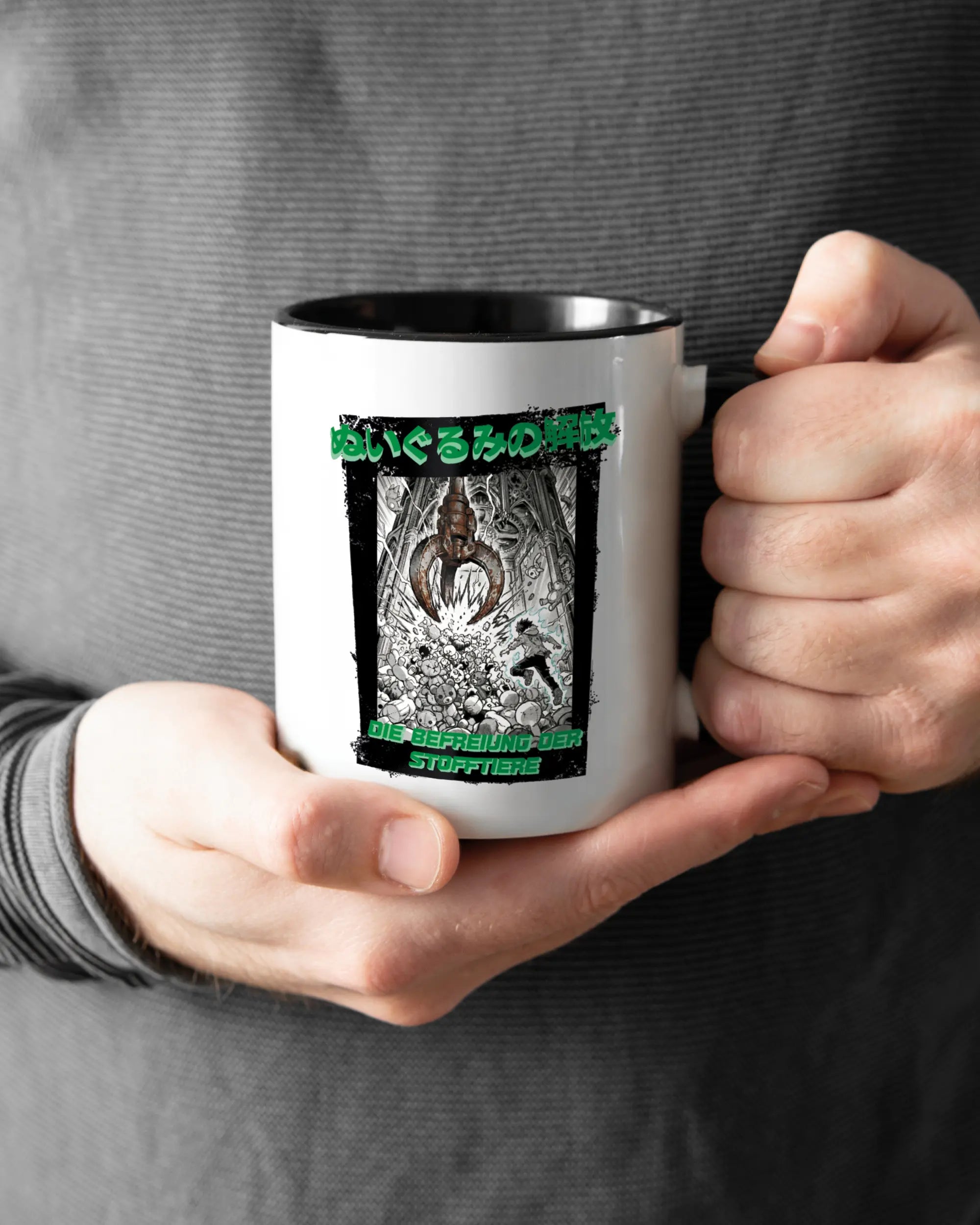 Rechte Seite der beidseitig bedruckten Keramiktasse von Maondo mit dem Design Save 1 Stofftier in der Farbe Duotone gehalten von Männerhänden