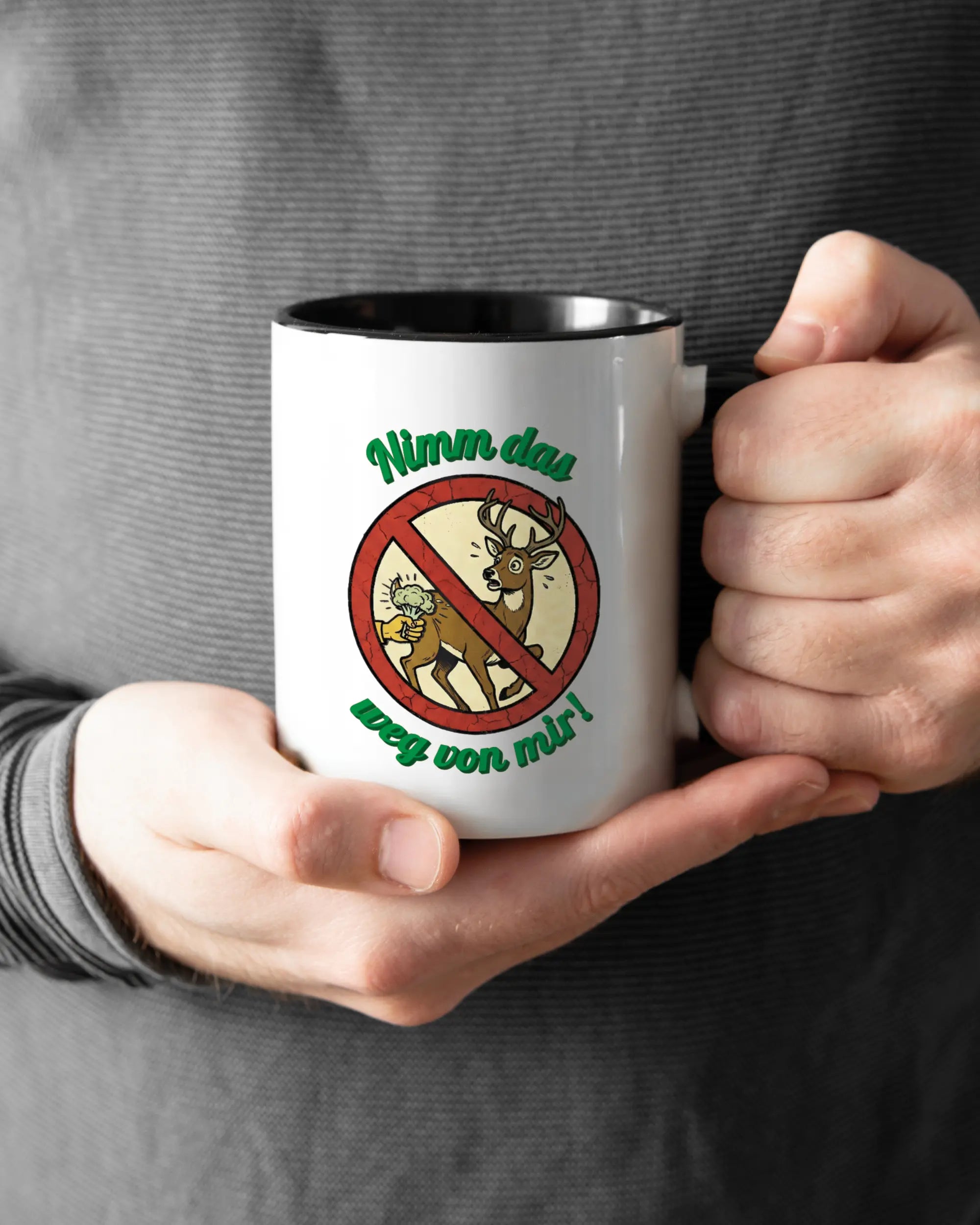 Rechte Seite der beidseitig bedruckten Keramiktasse von Maondo mit dem Design Reh weg in der Farbe Duotone gehalten von Männerhänden