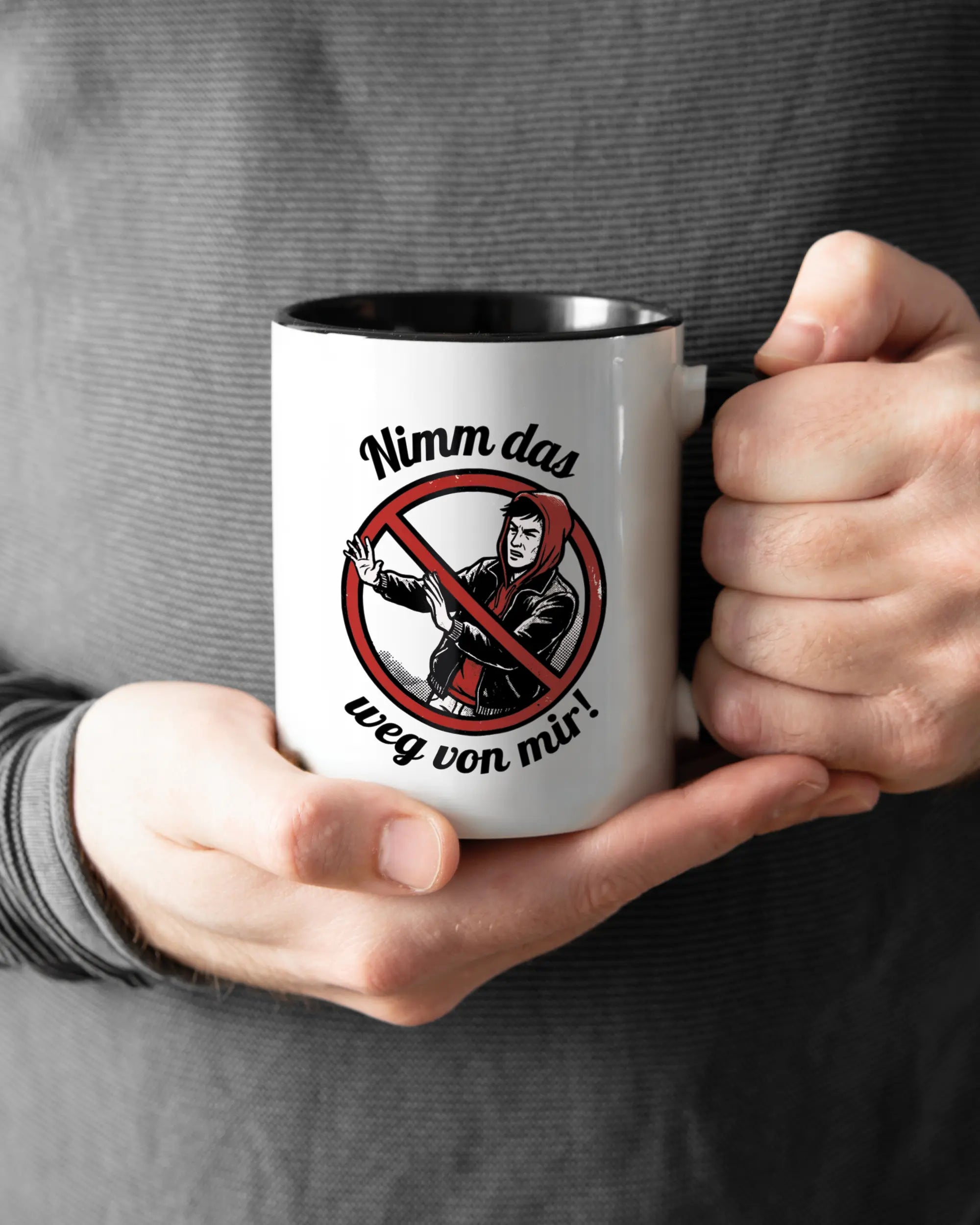 Rechte Seite der beidseitig bedruckten Keramiktasse von Maondo mit dem Design Nimm das weg in der Farbe Duotone gehalten von Männerhänden