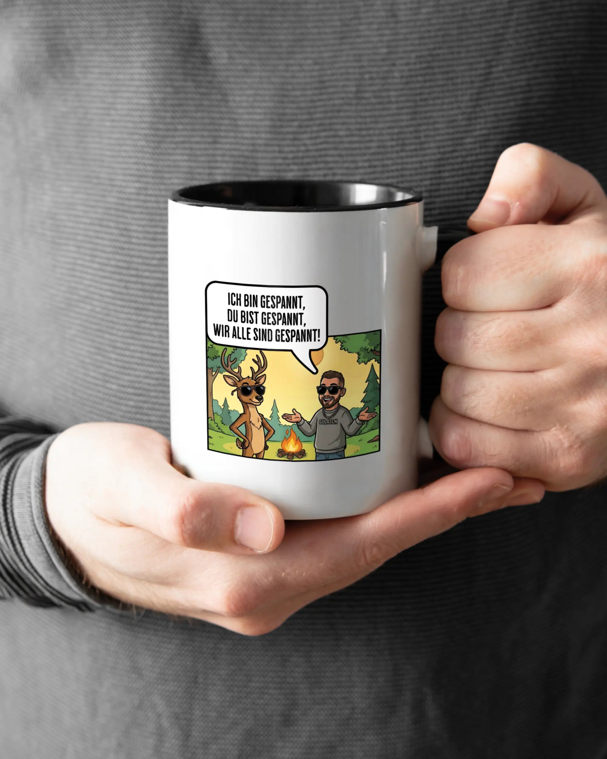 Rechte Seite der beidseitig bedruckten Keramiktasse von Maondo mit dem Design Vollspannung in der Farbe Duotone gehalten von Männerhänden