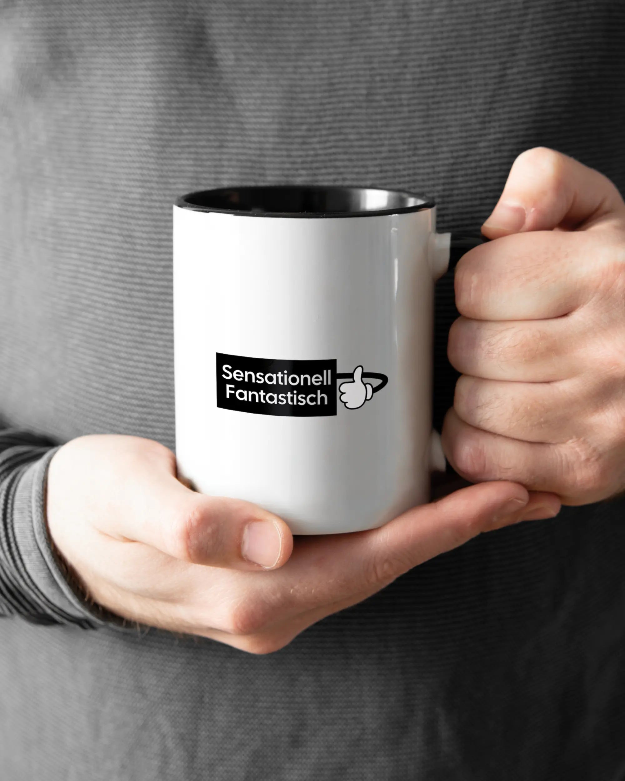 Rechte Seite der beidseitig bedruckten Keramiktasse von Maondo mit dem Design Fantastisch in der Farbe Duotone gehalten von Männerhänden