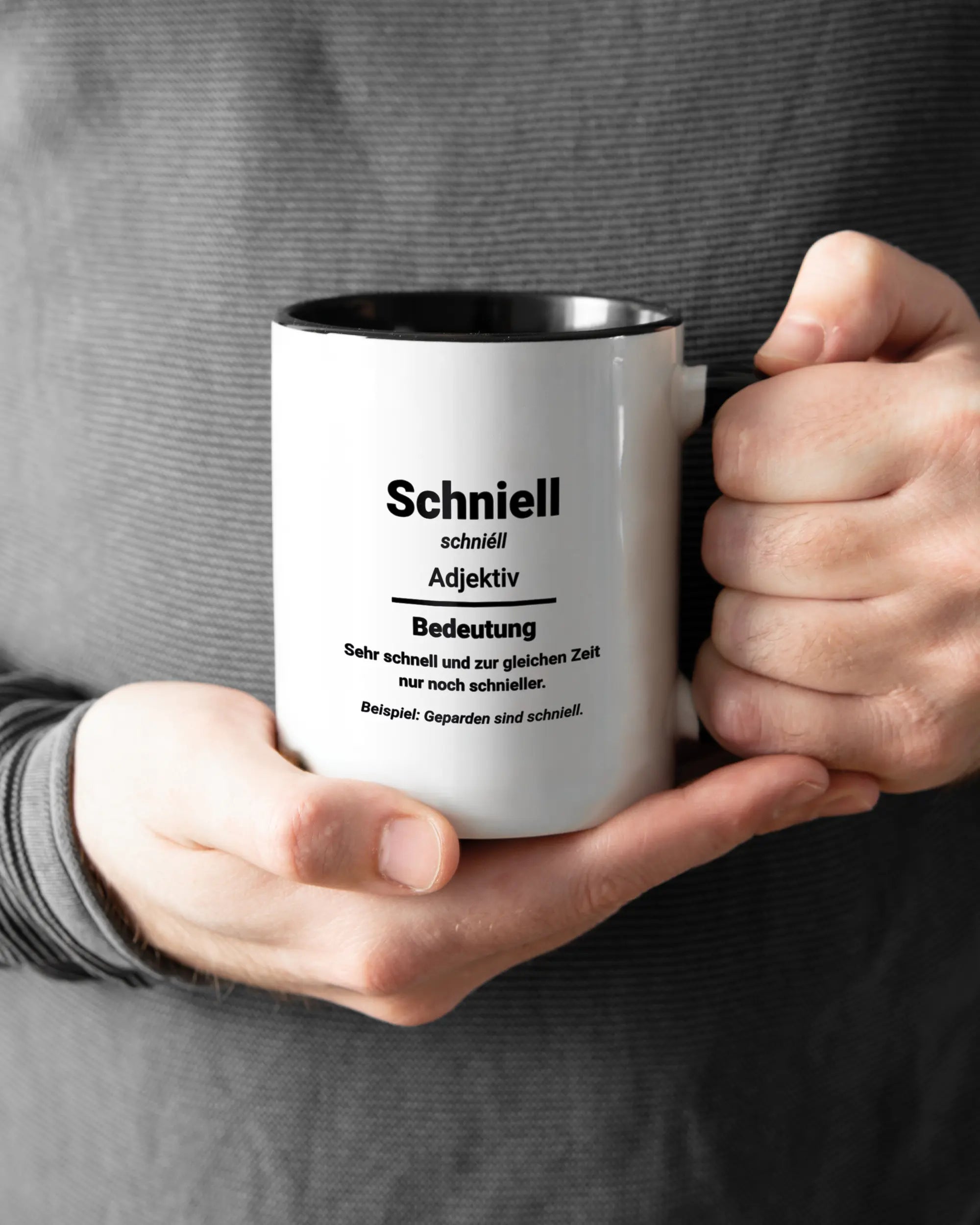 Rechte Seite der beidseitig bedruckten Keramiktasse von Maondo mit dem Design Schniell in der Farbe Duotone gehalten von Männerhänden