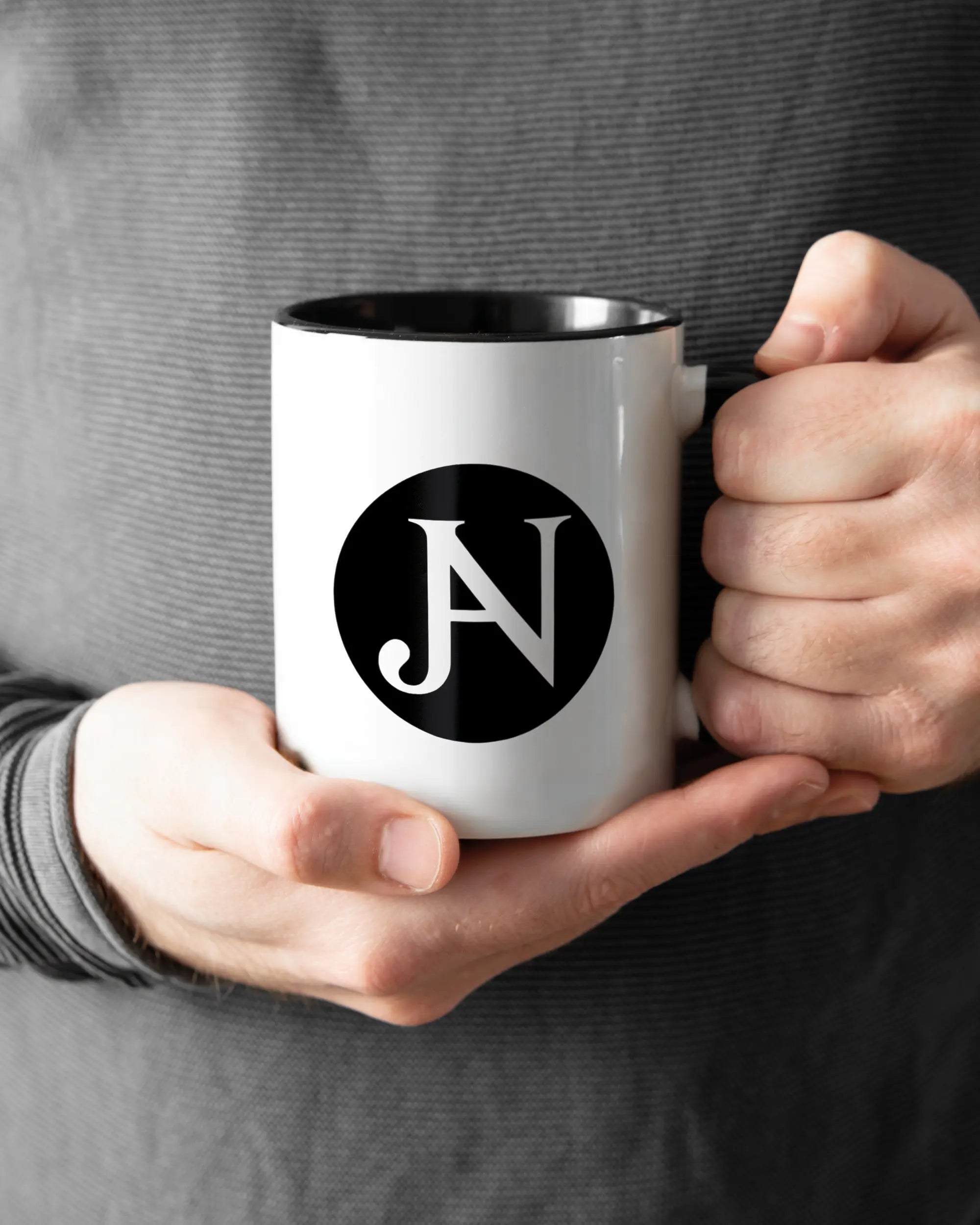 Rechte Seite der beidseitig bedruckten Keramiktasse von Maondo mit dem Design JB1 in der Farbe Duotone gehalten von Männerhänden