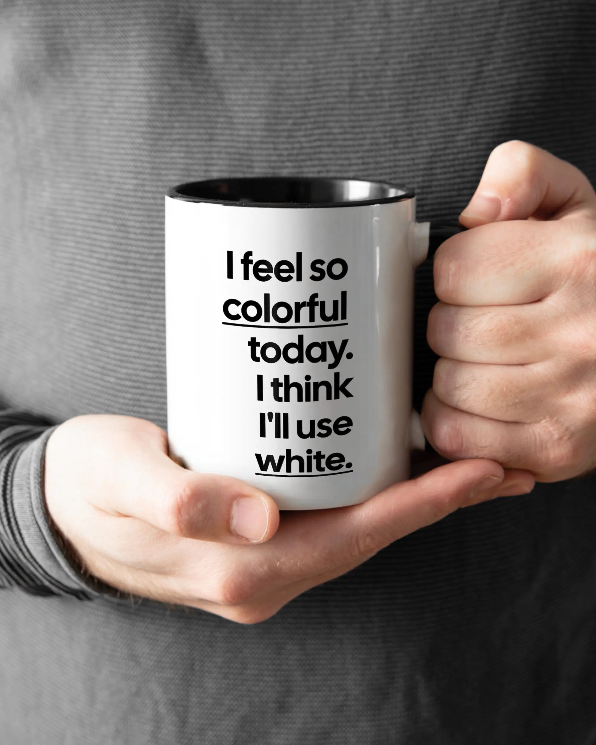 Rechte Seite der beidseitig bedruckten Keramiktasse von Maondo mit dem Design Colorful Day in der Farbe Duotone gehalten von Männerhänden