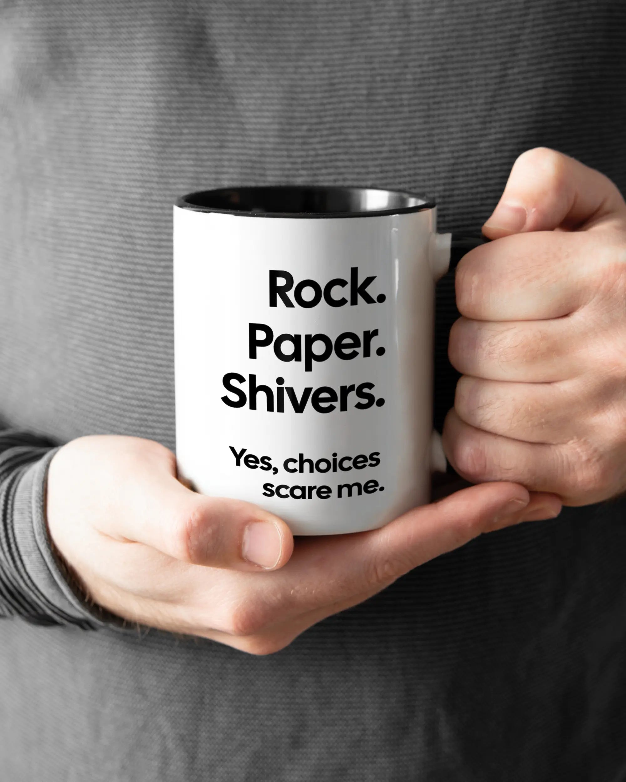 Rechte Seite der beidseitig bedruckten Keramiktasse von Maondo mit dem Design Rock Paper Shivers in der Farbe Duotone gehalten von Männerhänden