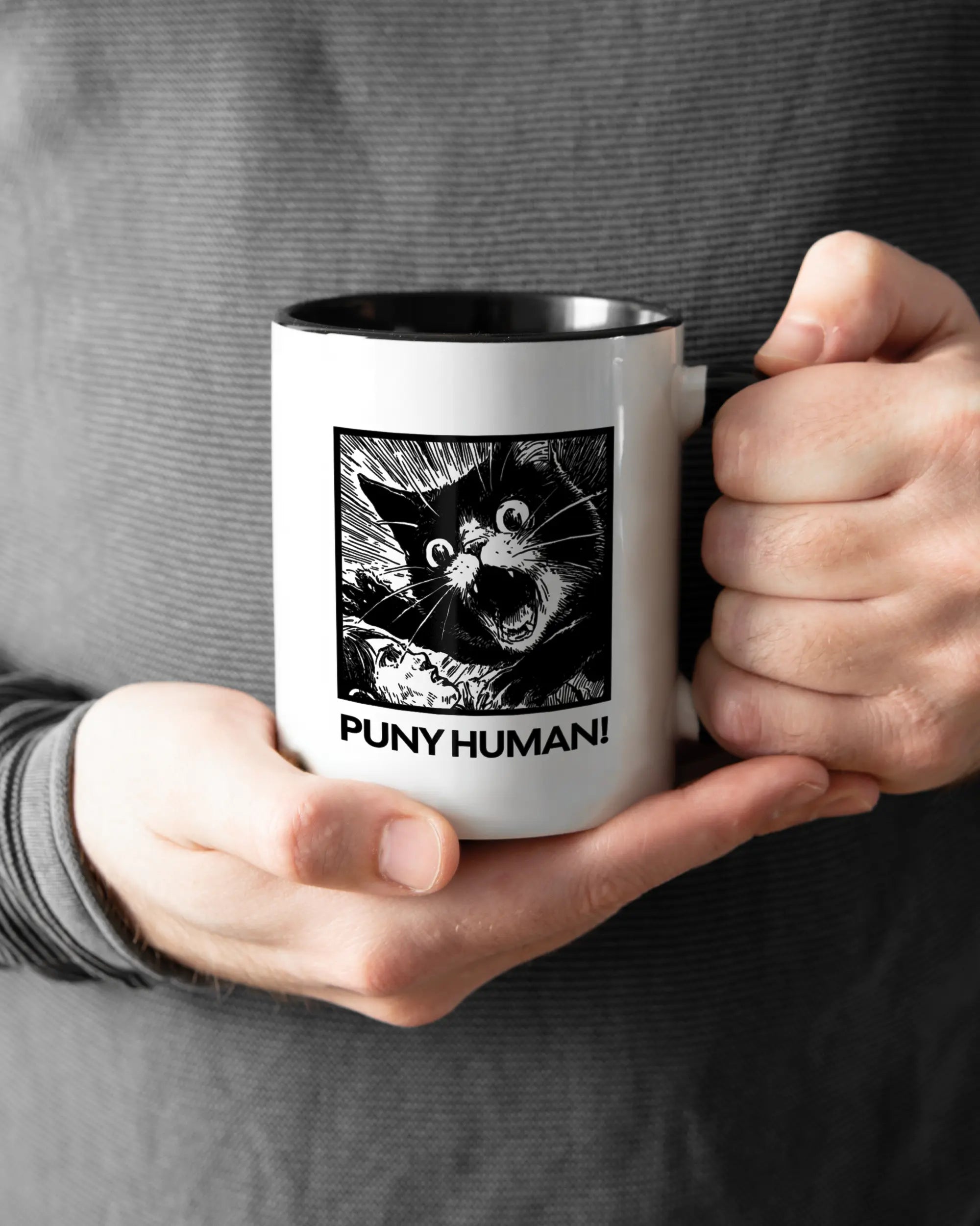 Rechte Seite der beidseitig bedruckten Keramiktasse von Maondo mit dem Design Puny Human in der Farbe Duotone gehalten von Männerhänden