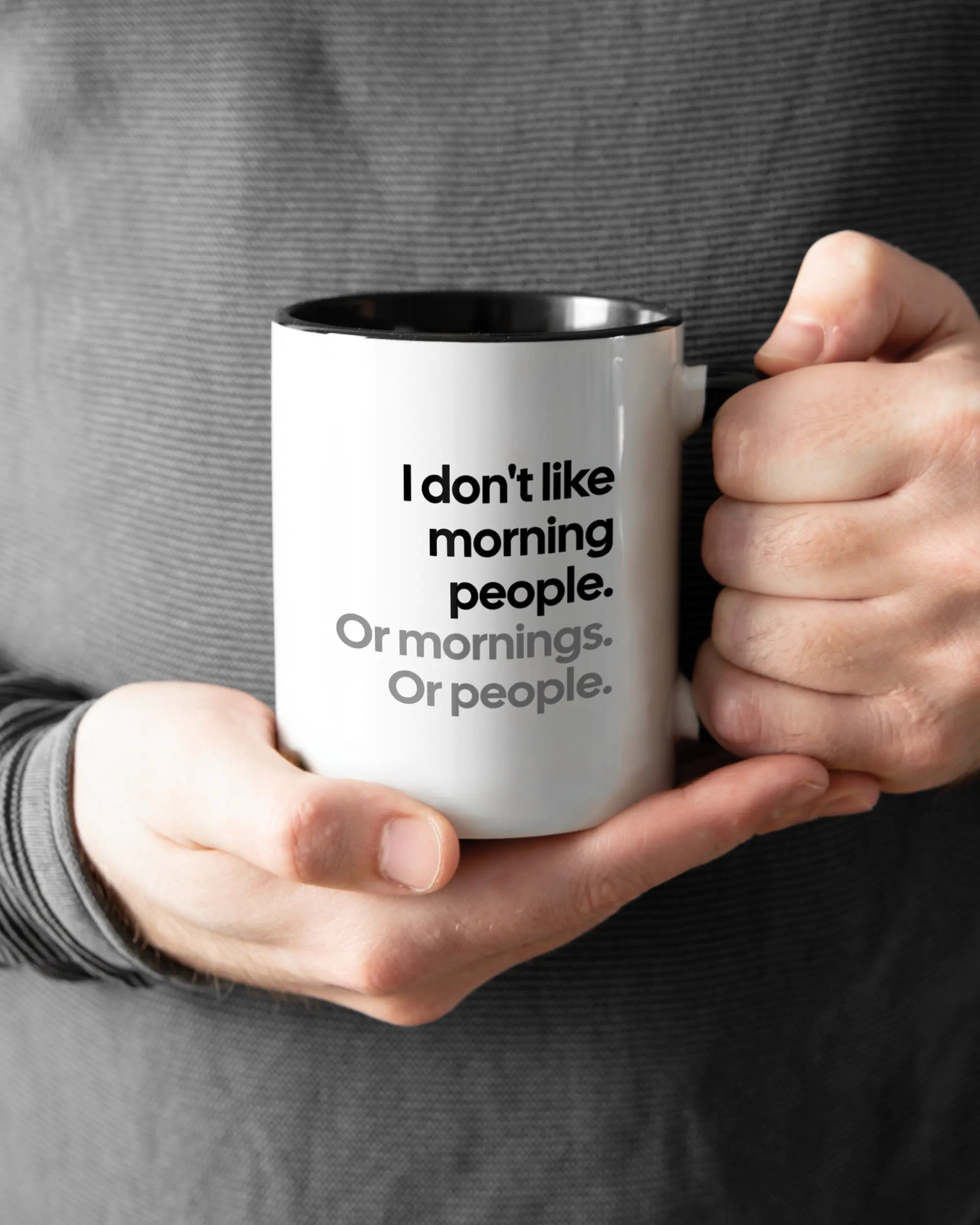 Rechte Seite der beidseitig bedruckten Keramiktasse von Maondo mit dem Design Morning Person in der Farbe Duotone gehalten von Männerhänden