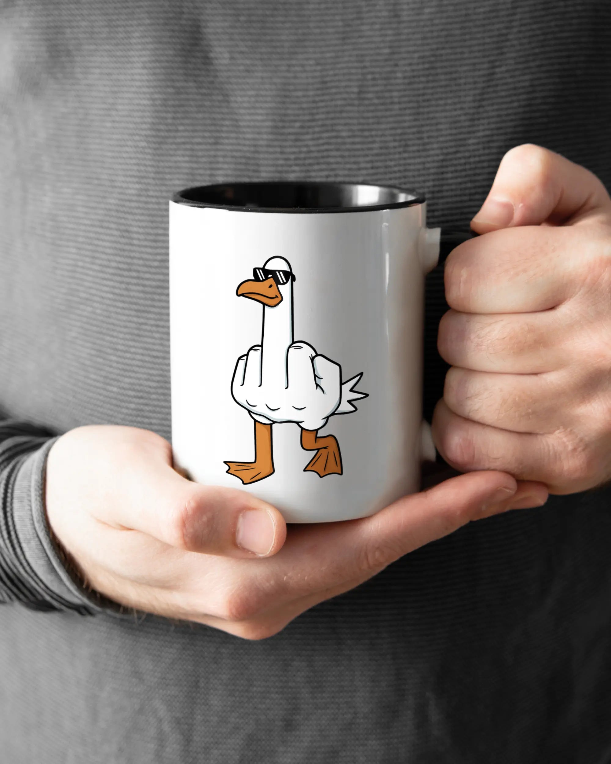 Rechte Seite der beidseitig bedruckten Keramiktasse von Maondo mit dem Design I give a duck in der Farbe Duotone gehalten von Männerhänden