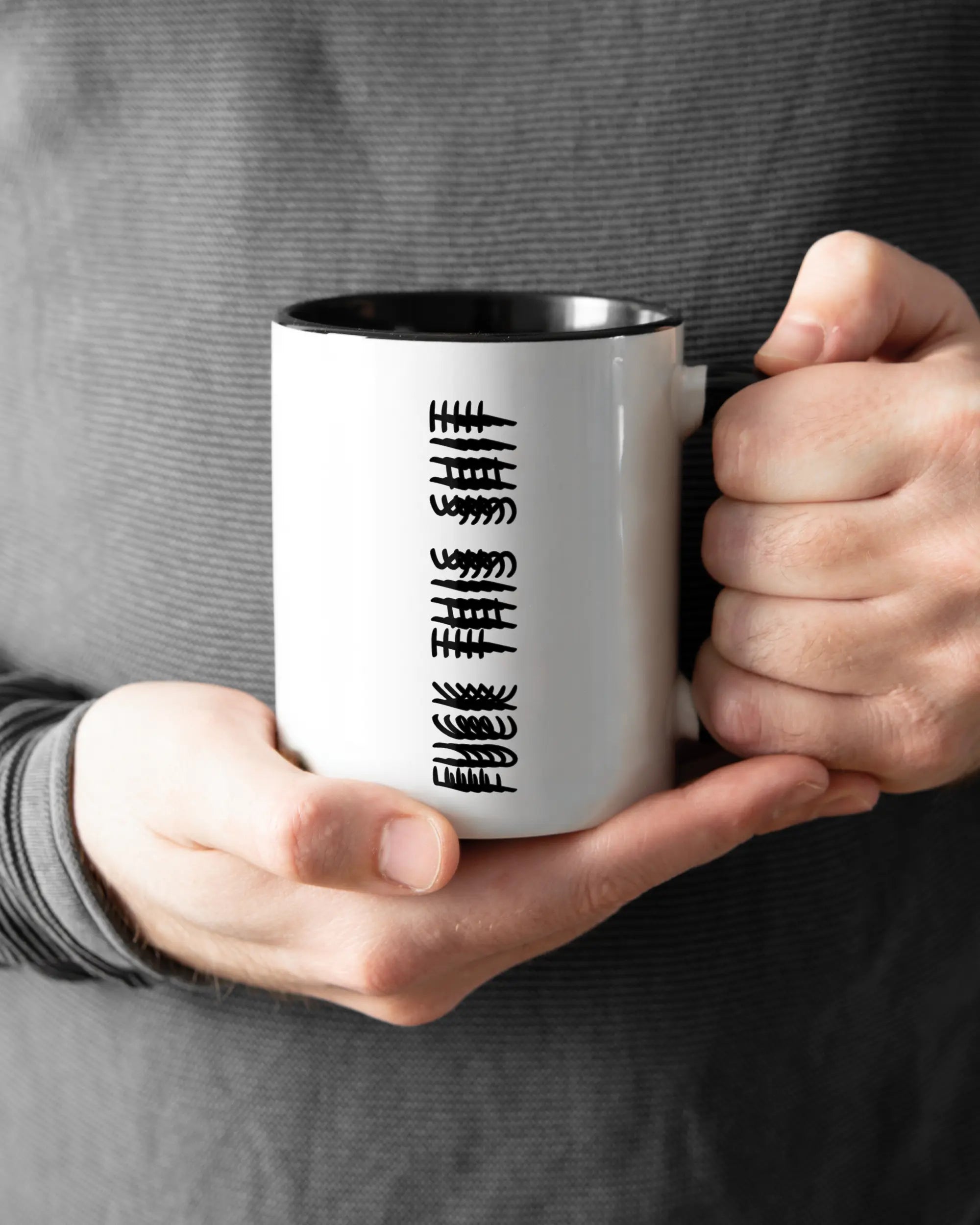 Rechte Seite der beidseitig bedruckten Keramiktasse von Maondo mit dem Design Hidden Message in der Farbe Duotone gehalten von Männerhänden