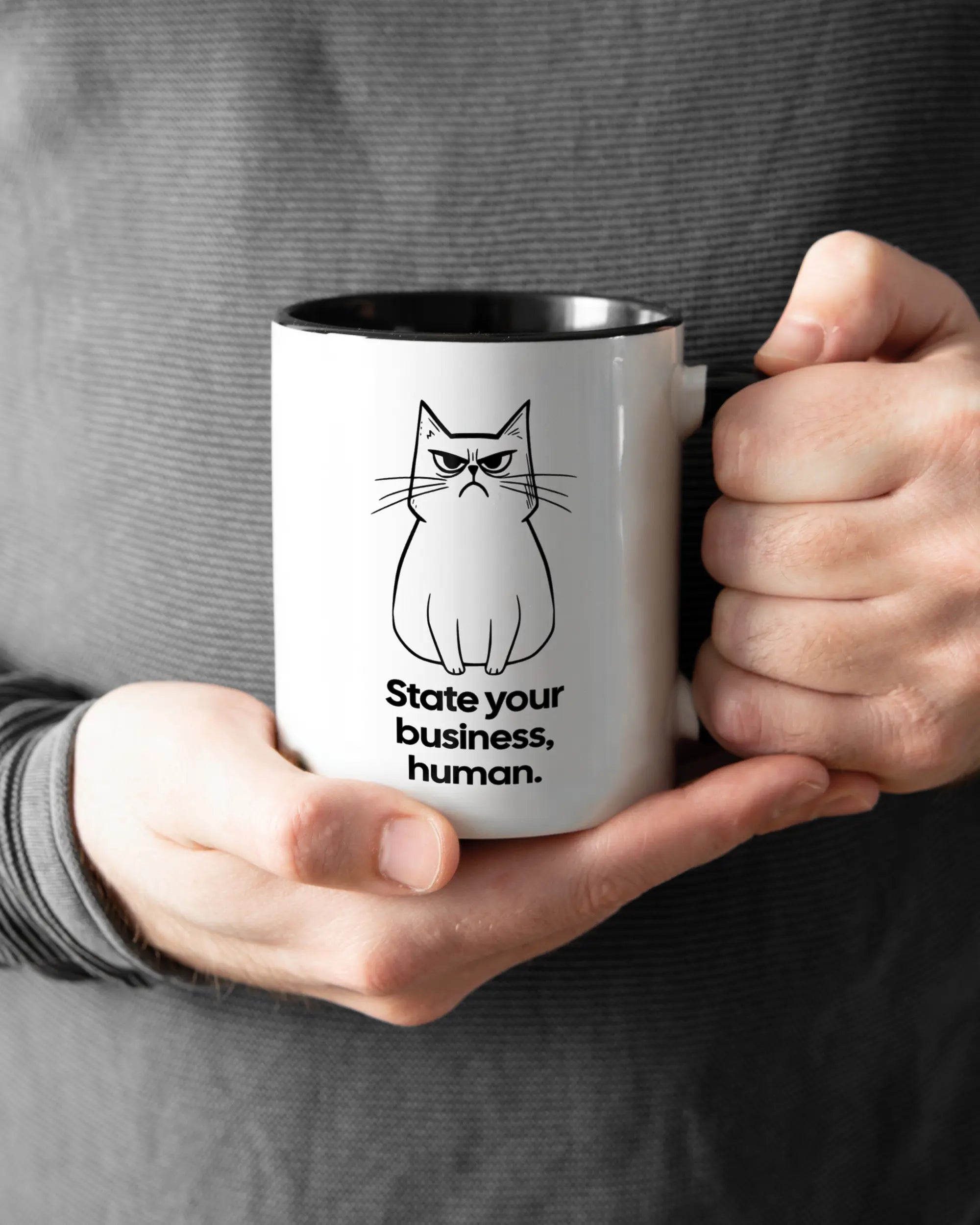 Rechte Seite der beidseitig bedruckten Keramiktasse von Maondo mit dem Design Grumpy Purr in der Farbe Duotone gehalten von Männerhänden