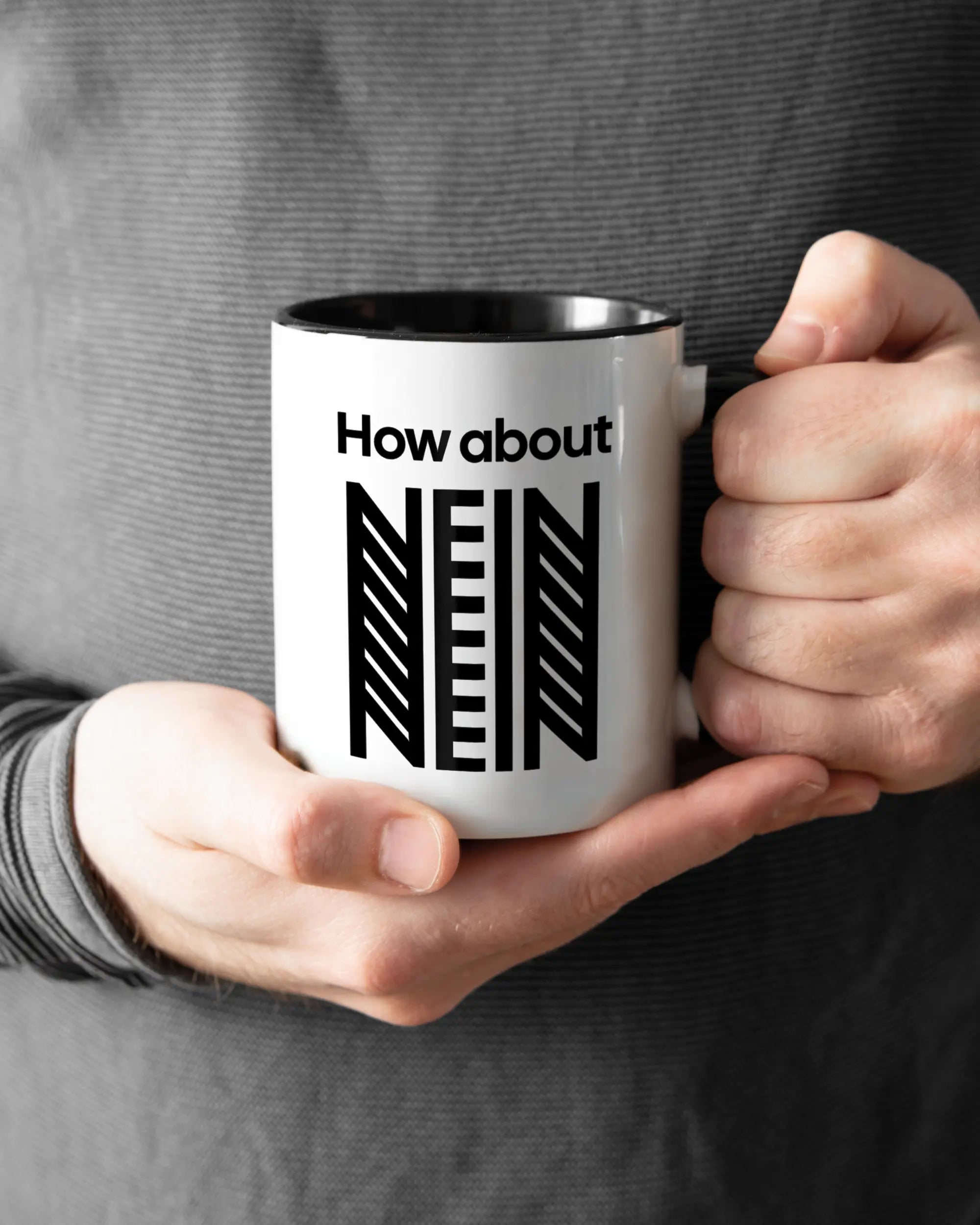 Rechte Seite der beidseitig bedruckten Keramiktasse von Maondo mit dem Design How about nein in der Farbe Duotone gehalten von Männerhänden