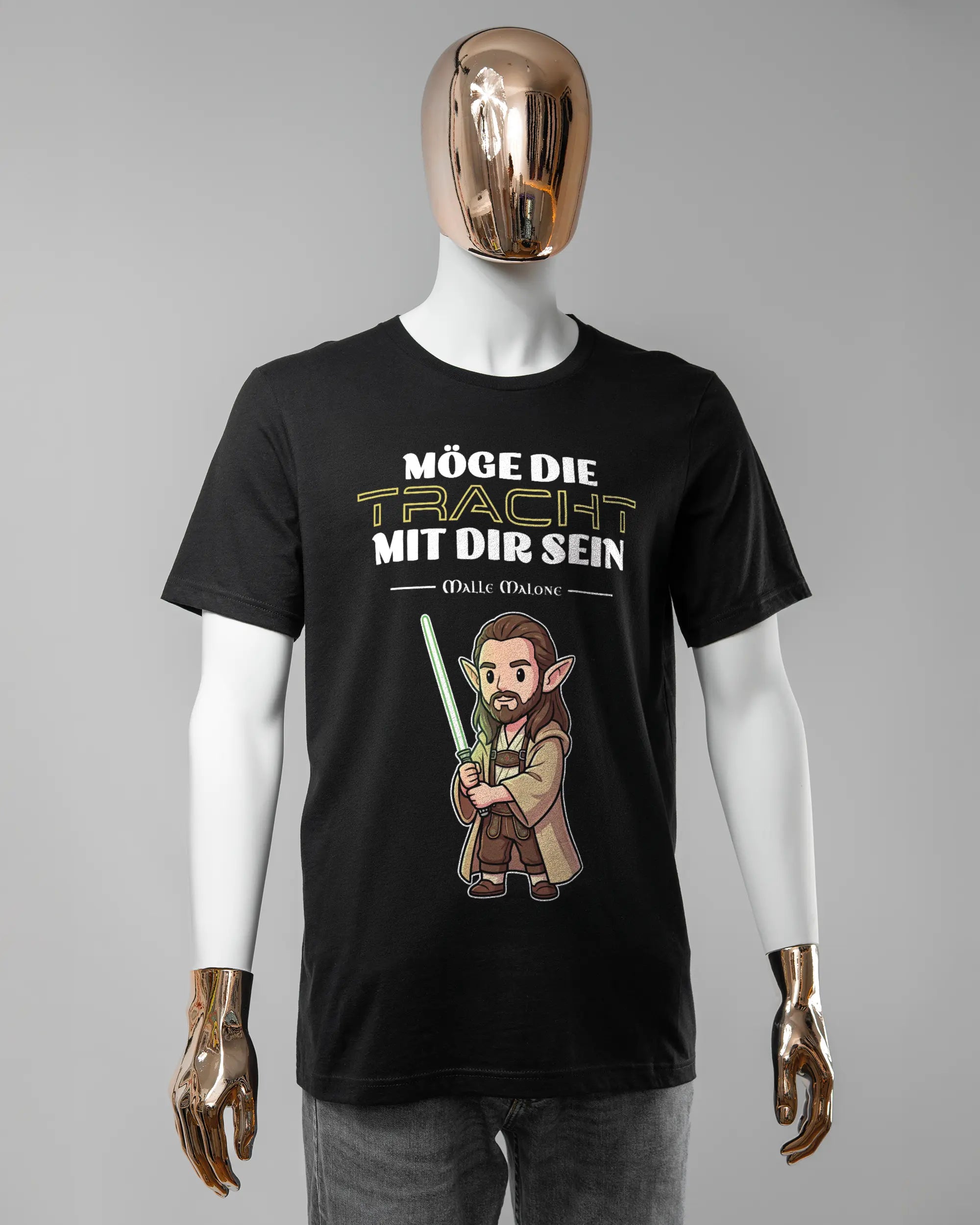Vorderseite des Basic Unisex T-Shirt Light von Maondo mit dem Design Tracht mit dir in der Farbe Black und in der Größe L getragen von einer maskulinen Puppe