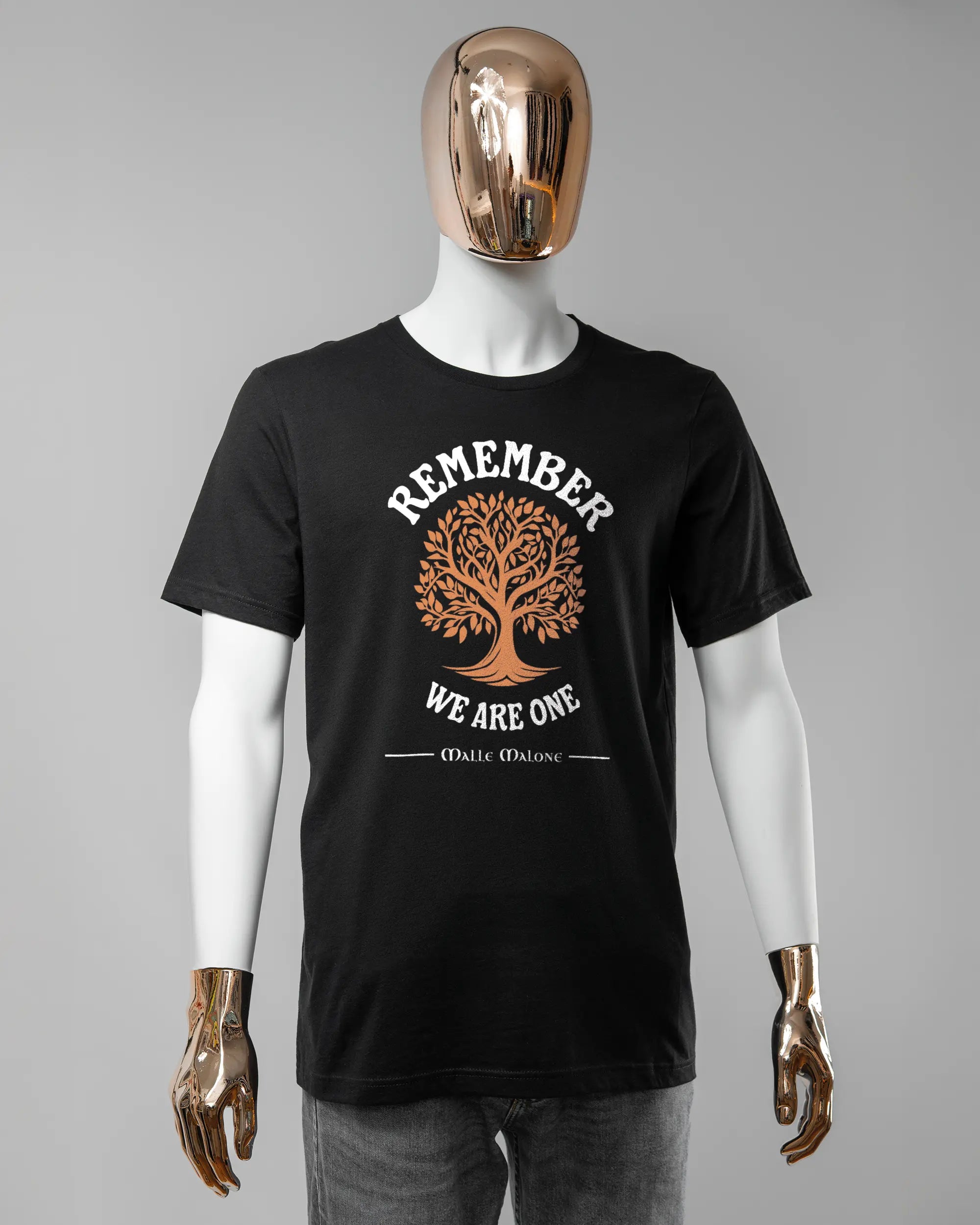 Vorderseite des Basic Unisex T-Shirt Light von Maondo mit dem Design We are one in der Farbe Black und in der Größe L getragen von einer maskulinen Puppe