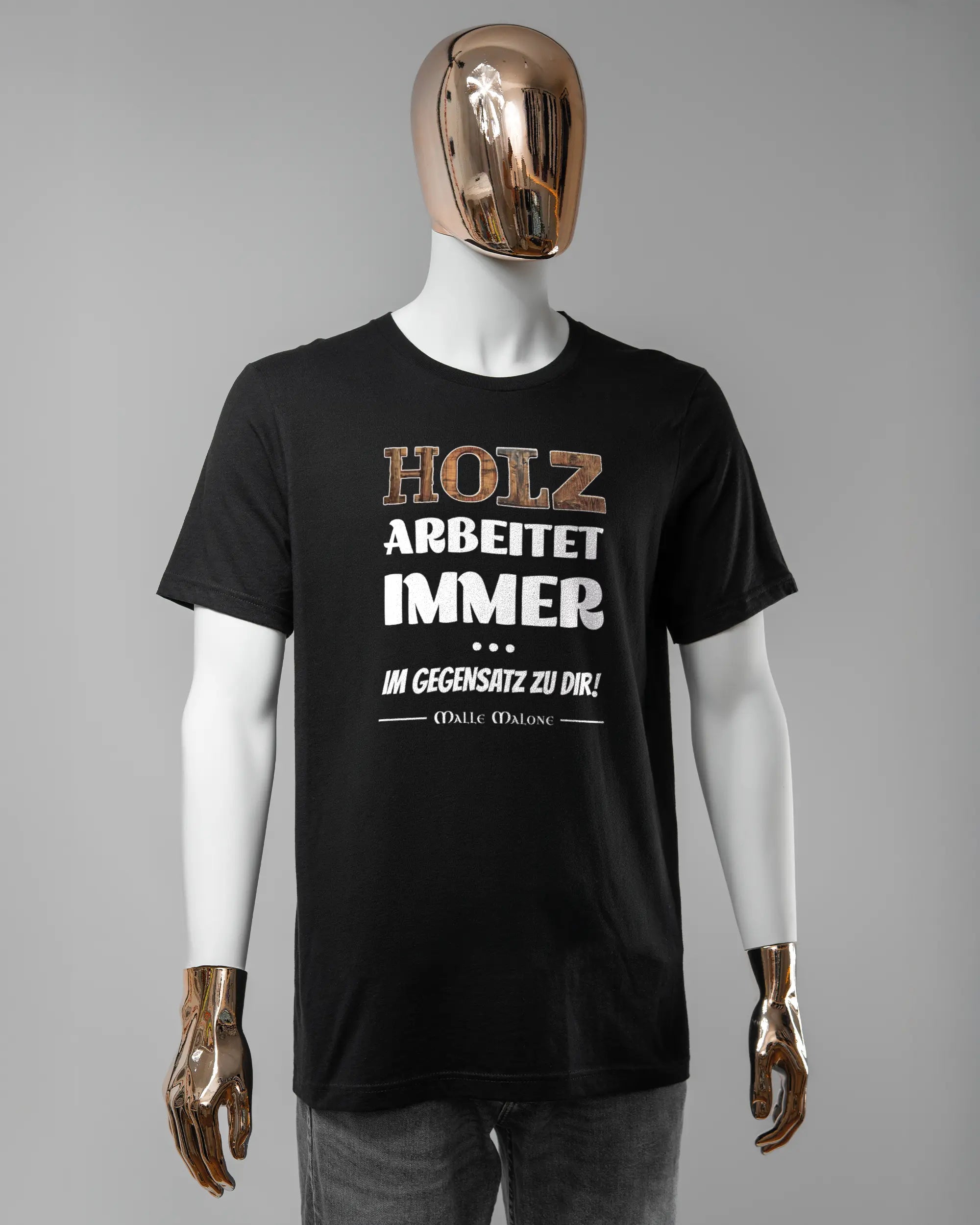 Vorderseite des Basic Unisex T-Shirt Light von Maondo mit dem Design Holzarbeit in der Farbe Black und in der Größe L getragen von einer maskulinen Puppe