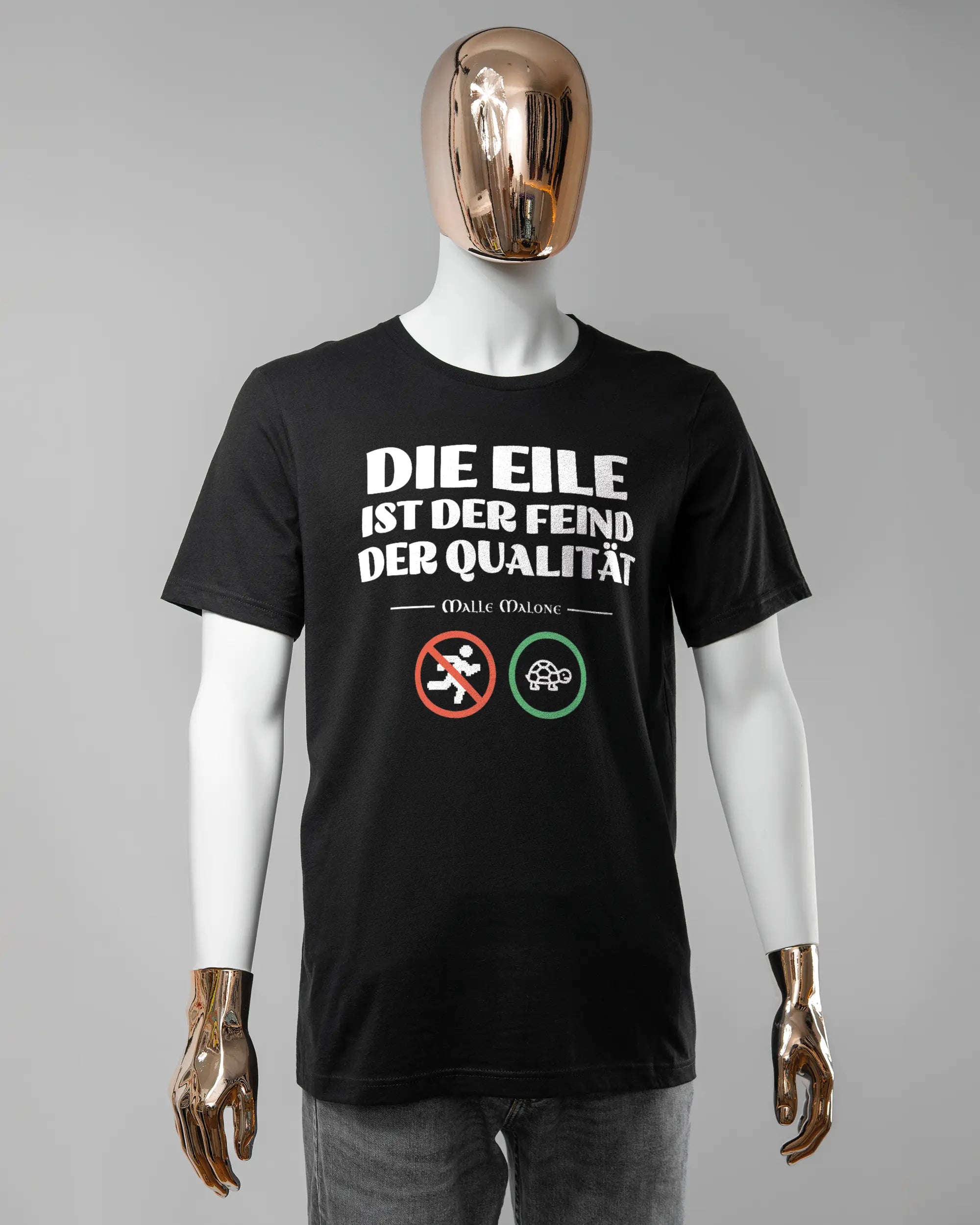 Vorderseite des Basic Unisex T-Shirt Light von Maondo mit dem Design Keine Eile in der Farbe Black und in der Größe L getragen von einer maskulinen Puppe