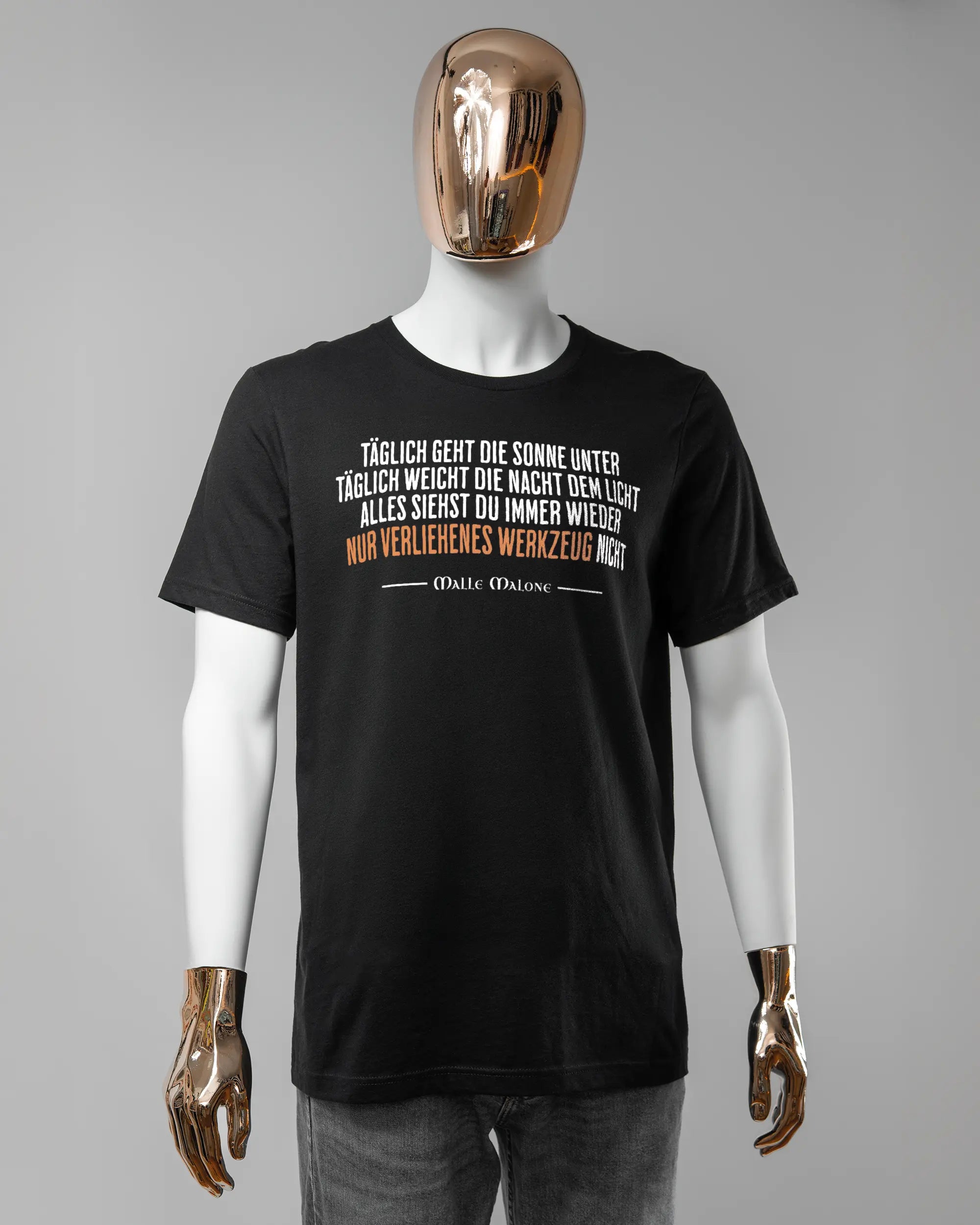 Vorderseite des Basic Unisex T-Shirt Light von Maondo mit dem Design Wegzeug in der Farbe Black und in der Größe L getragen von einer maskulinen Puppe