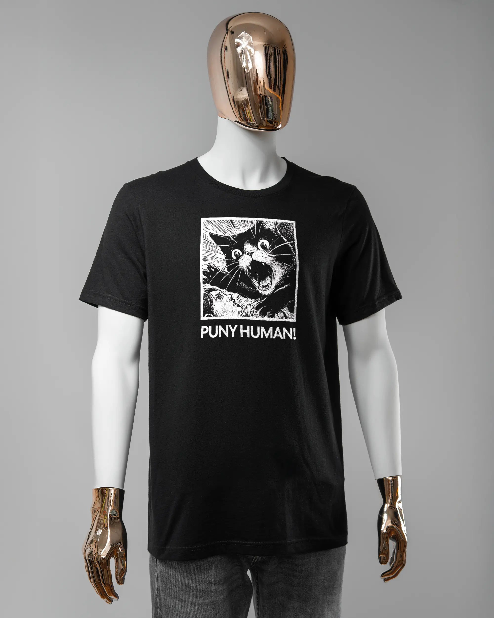 Vorderseite des Basic Unisex T-Shirt Light von Maondo mit dem Design Puny Human in der Farbe Black und in der Größe L getragen von einer maskulinen Puppe