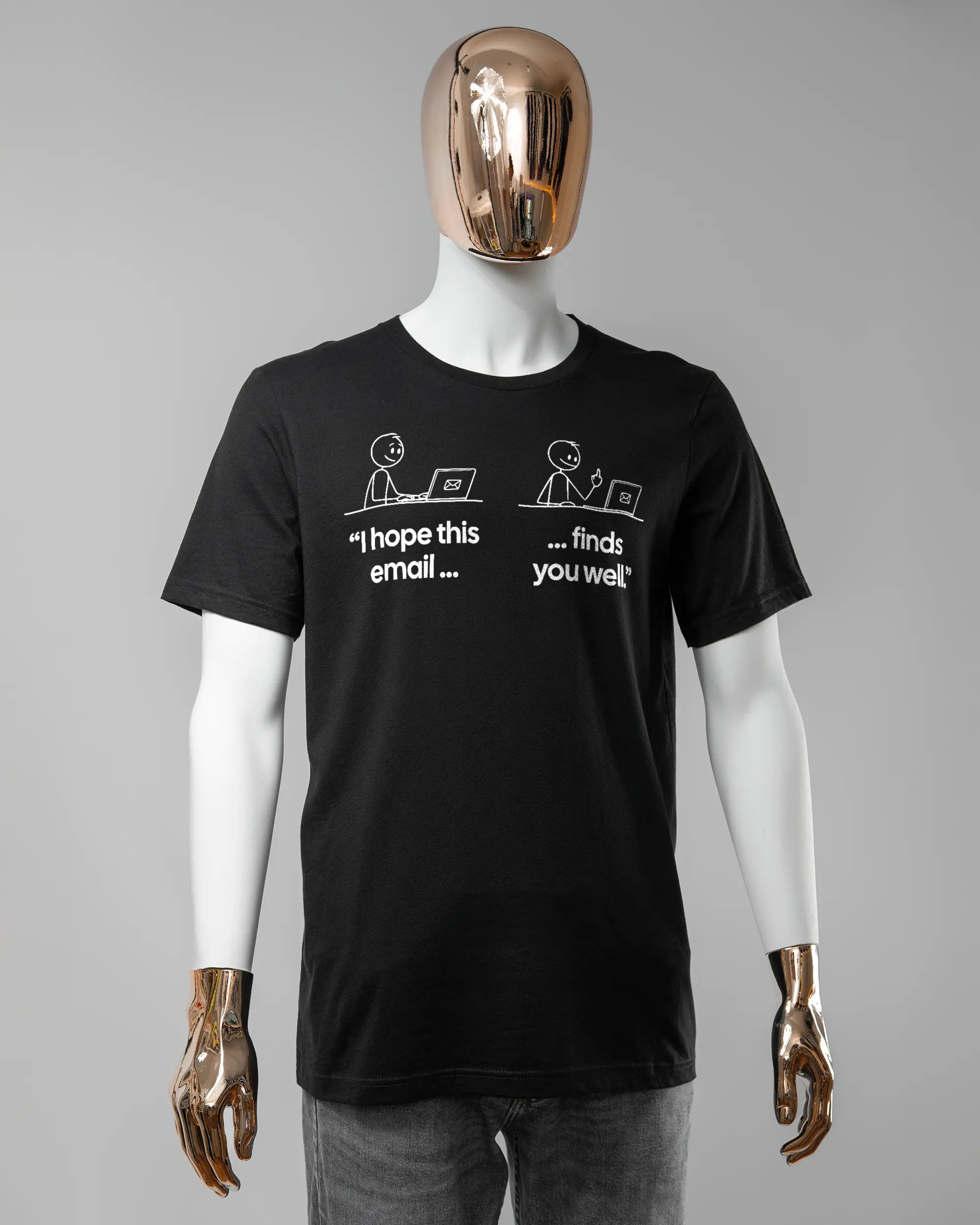 Vorderseite des Basic Unisex T-Shirt Light von Maondo mit dem Design Found me not well in der Farbe Black und in der Größe L getragen von einer maskulinen Puppe