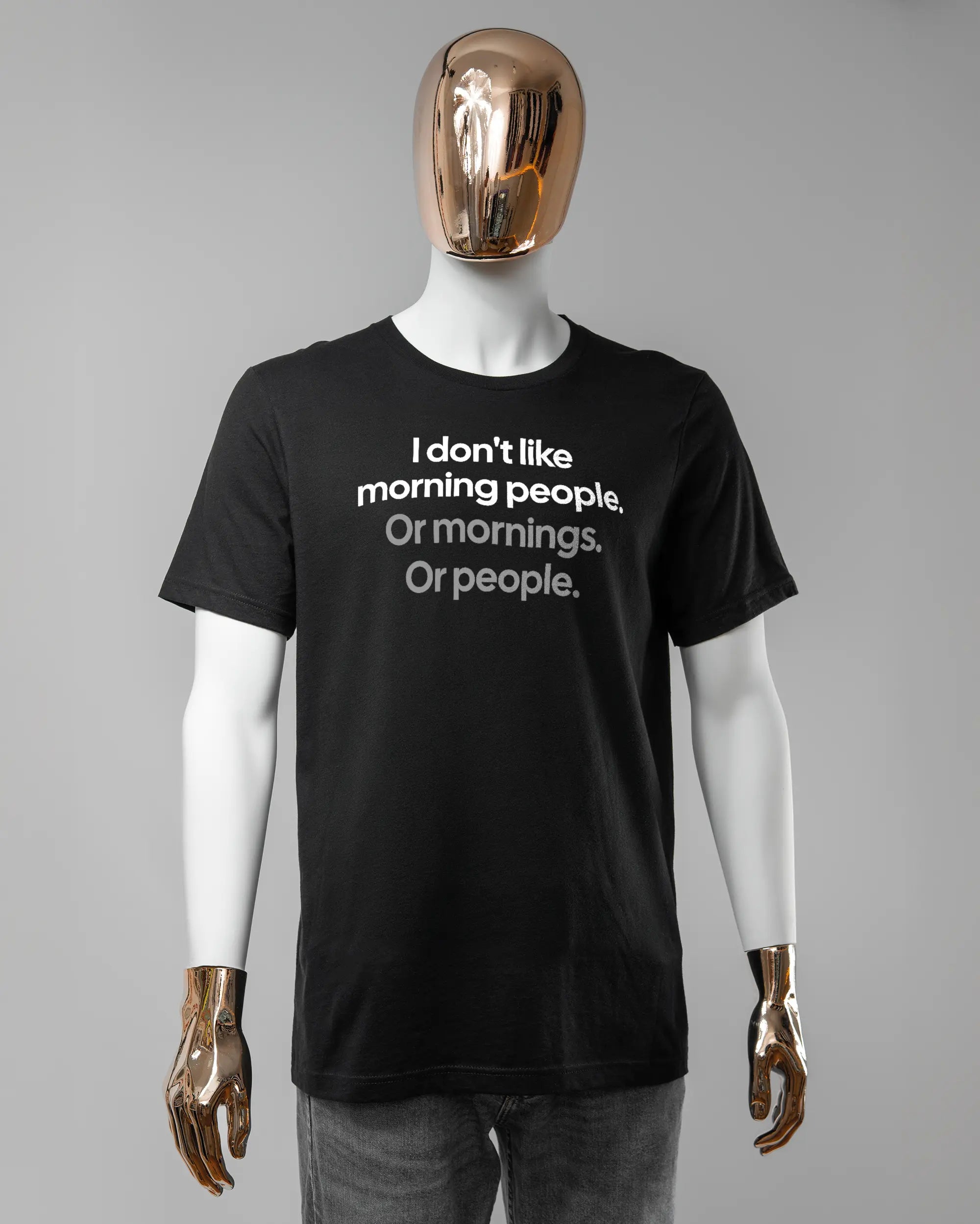 Vorderseite des Basic Unisex T-Shirt Light von Maondo mit dem Design Morning Person in der Farbe Black und in der Größe L getragen von einer maskulinen Puppe