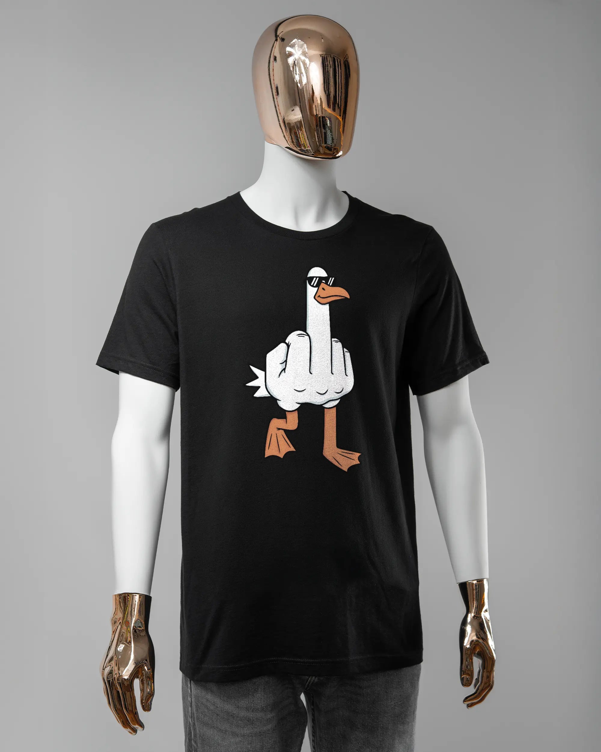 Vorderseite des Basic Unisex T-Shirt Light von Maondo mit dem Design I give a duck in der Farbe Black und in der Größe L getragen von einer maskulinen Puppe