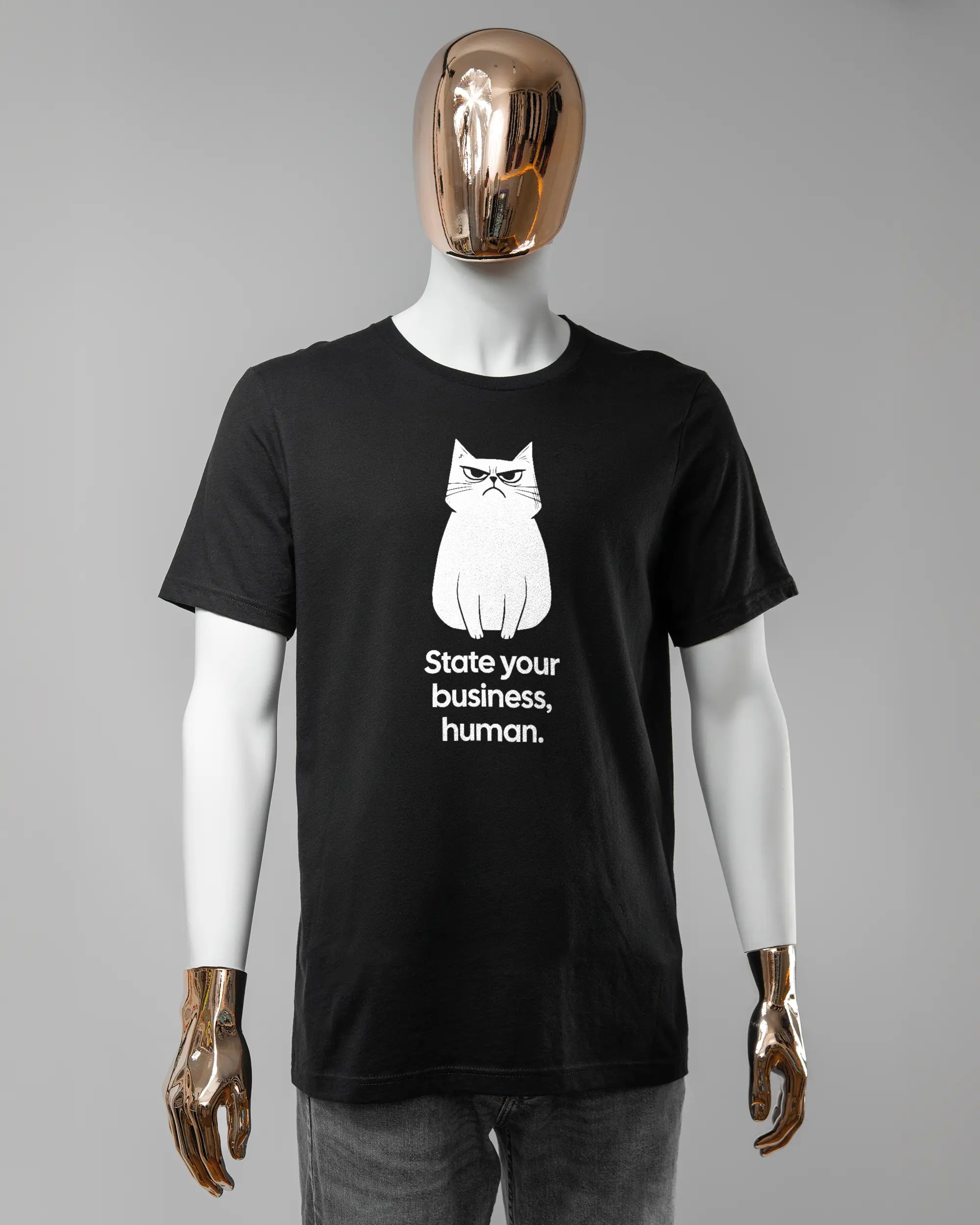 Vorderseite des Basic Unisex T-Shirt Light von Maondo mit dem Design Grumpy Purr in der Farbe Black und in der Größe L getragen von einer maskulinen Puppe