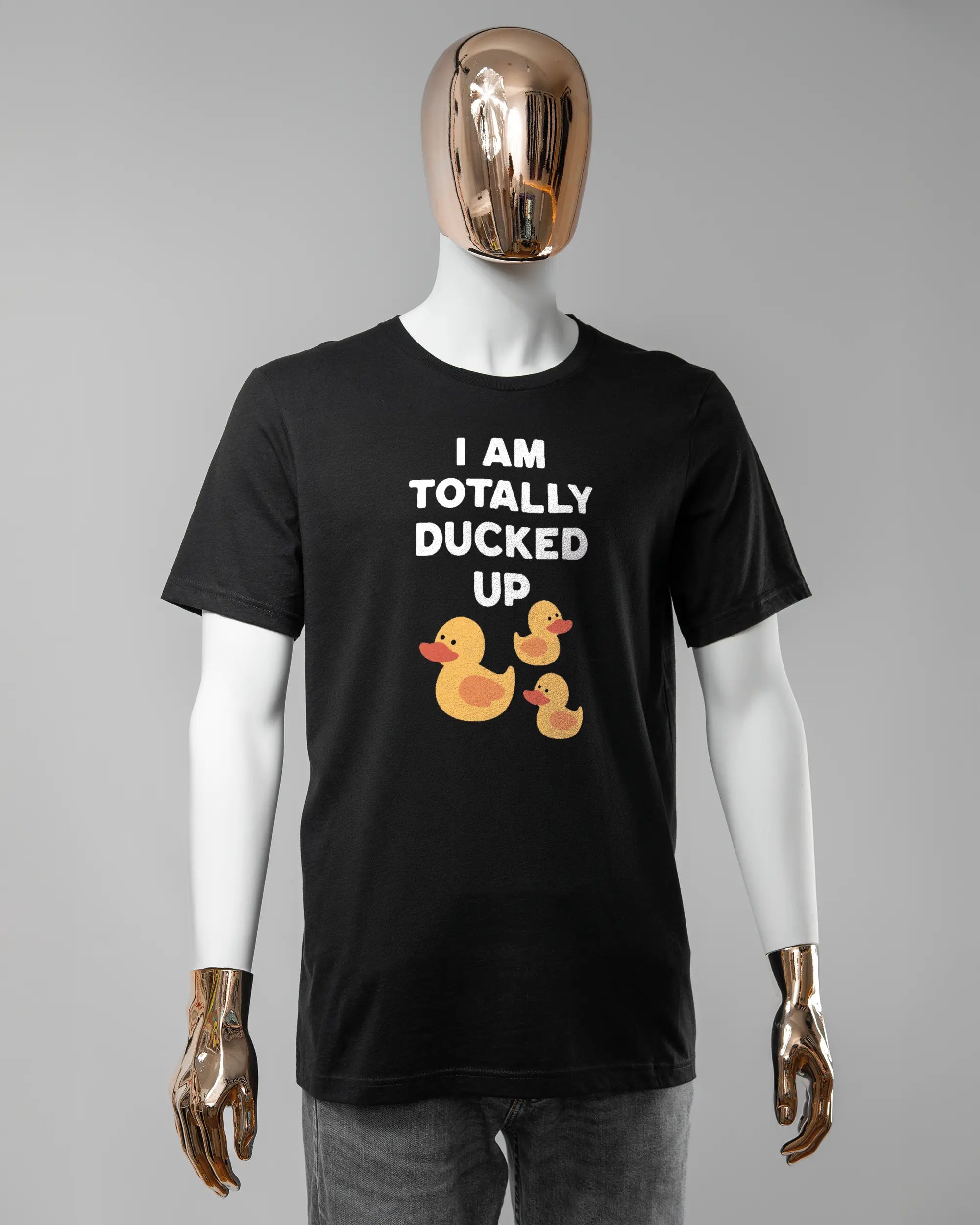 Vorderseite des Basic Unisex T-Shirt Light von Maondo mit dem Design Ducked Up in der Farbe Black und in der Größe L getragen von einer maskulinen Puppe