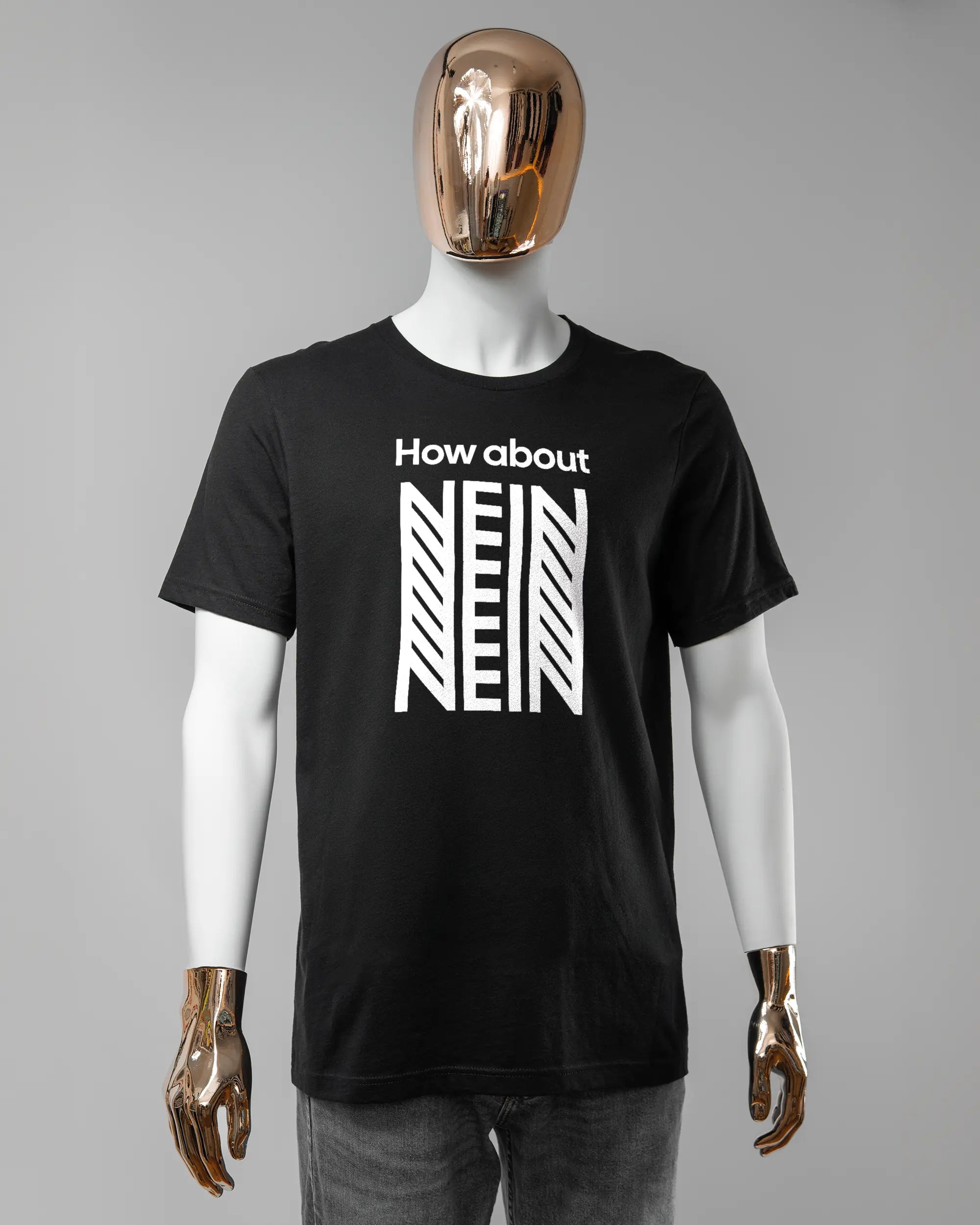 Vorderseite des Basic Unisex T-Shirt Light von Maondo mit dem Design How about nein in der Farbe Black und in der Größe L getragen von einer maskulinen Puppe