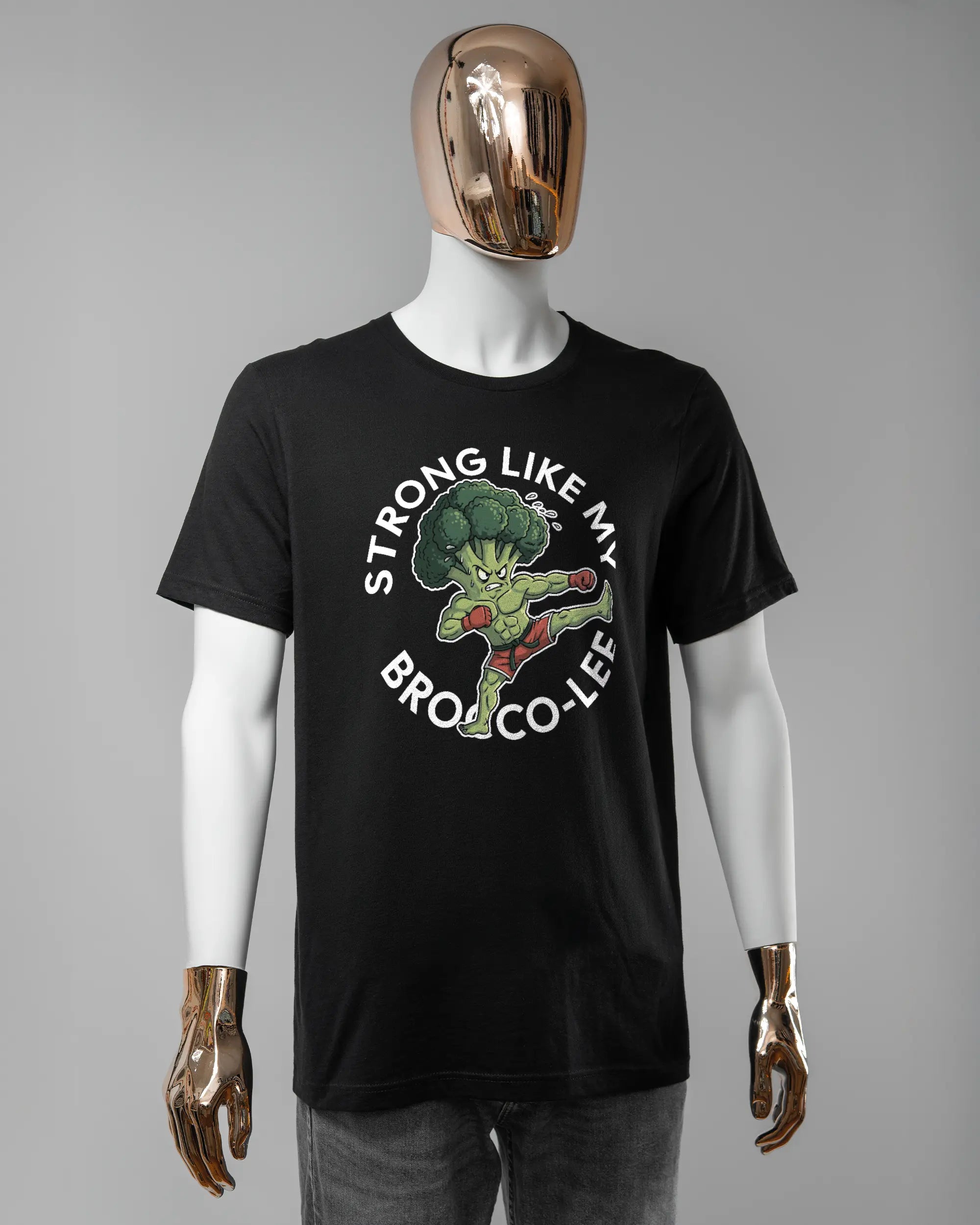 Vorderseite des Basic Unisex T-Shirt Light von Maondo mit dem Design Brocco-Lee in der Farbe Black und in der Größe L getragen von einer maskulinen Puppe