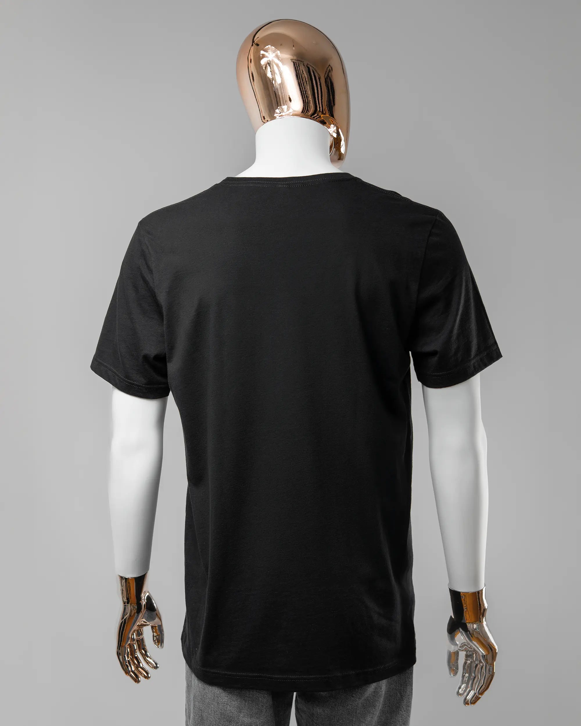 Rückseite des Basic Unisex T-Shirt Light von Maondo ohne Motiv in der Farbe Black und in der Größe L getragen von einer maskulinen Puppe