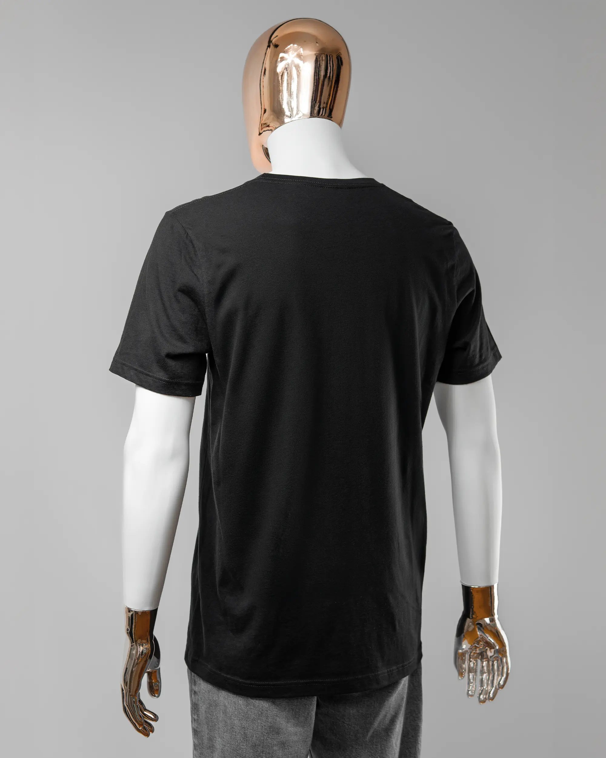 Rückseite des Basic Unisex T-Shirt Light von Maondo ohne Motiv in der Farbe Black und in der Größe L getragen von einer maskulinen Puppe