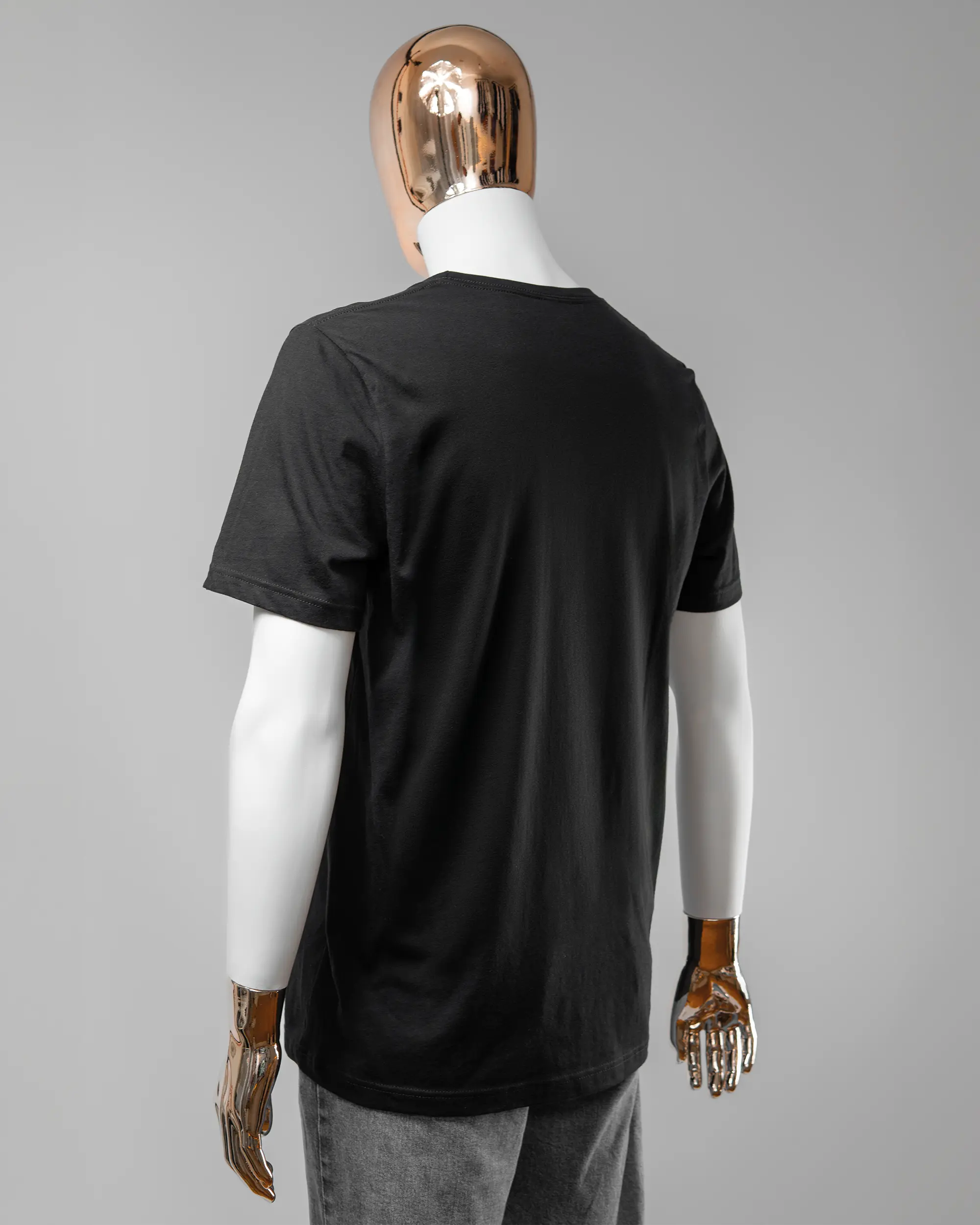 Rückseite des Basic Unisex T-Shirt Light von Maondo ohne Motiv in der Farbe Black und in der Größe L getragen von einer maskulinen Puppe