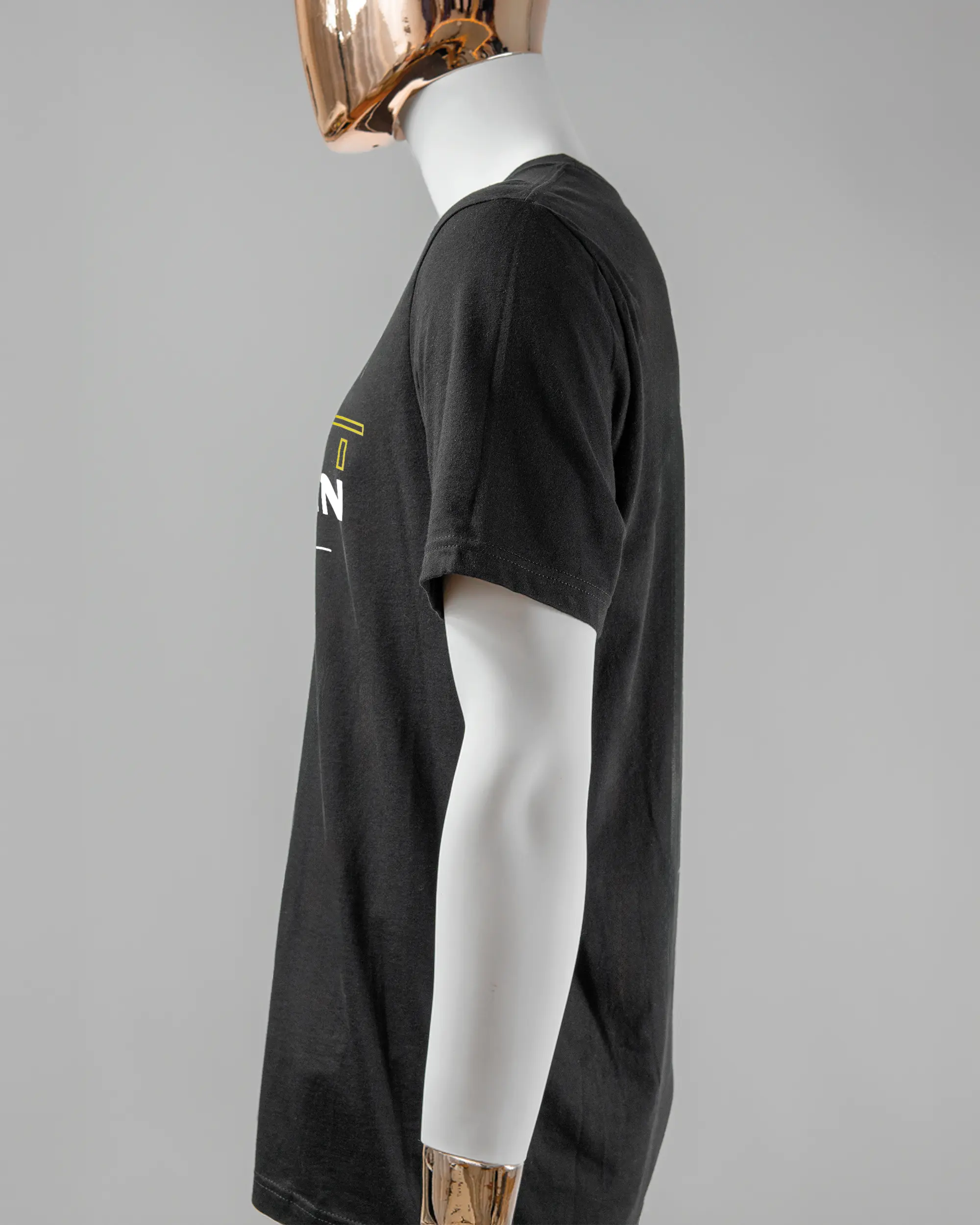 Seitenansicht des Basic Unisex T-Shirt Light von Maondo mit dem Design Tracht mit dir vorne in der Farbe Black und in der Größe L getragen von einer maskulinen Puppe