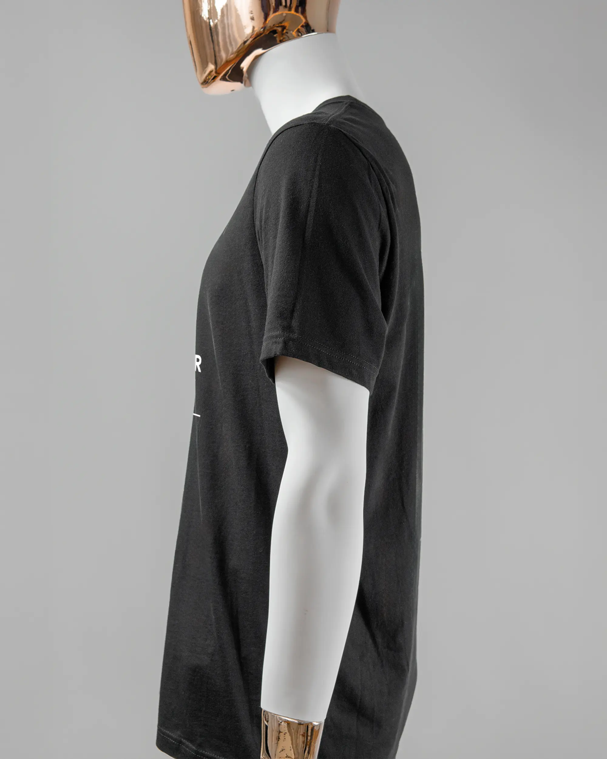 Seitenansicht des Basic Unisex T-Shirt Light von Maondo mit dem Design Eins nach dem Annern vorne in der Farbe Black und in der Größe L getragen von einer maskulinen Puppe