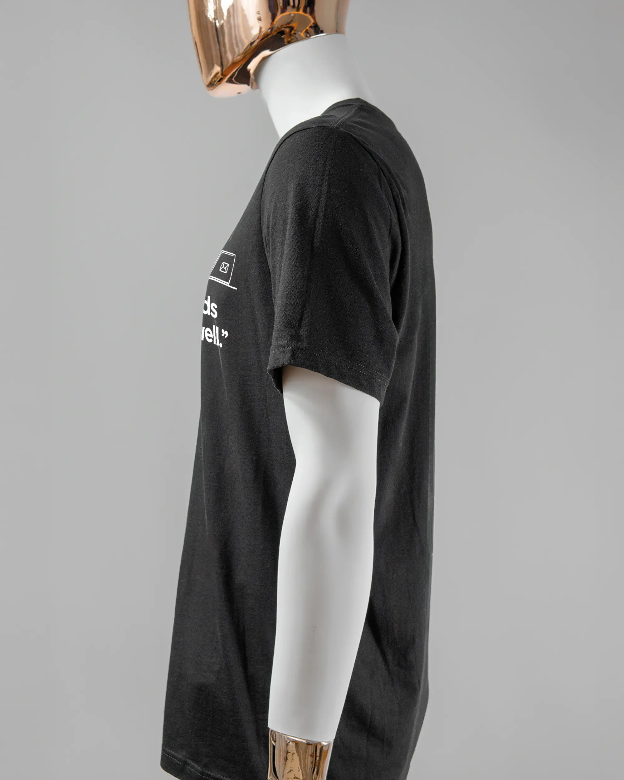 Seitenansicht des Basic Unisex T-Shirt Light von Maondo mit dem Design Found me not well vorne in der Farbe Black und in der Größe L getragen von einer maskulinen Puppe