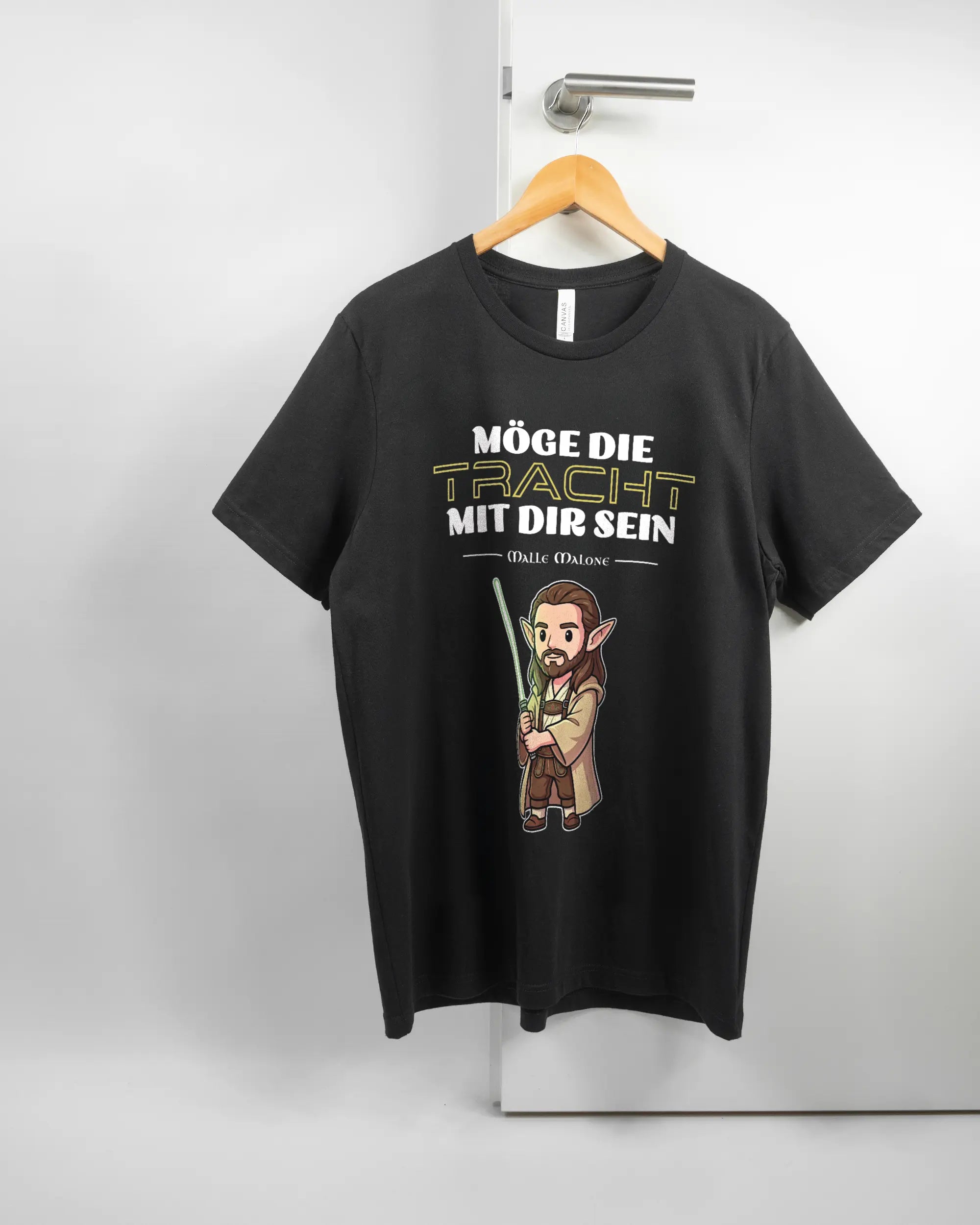 Vorderseite des Basic Unisex T-Shirt Light von Maondo mit dem Design Tracht mit dir in der Farbe Black und in der Größe L auf einem Bügel an der Türklinke aufgehängt