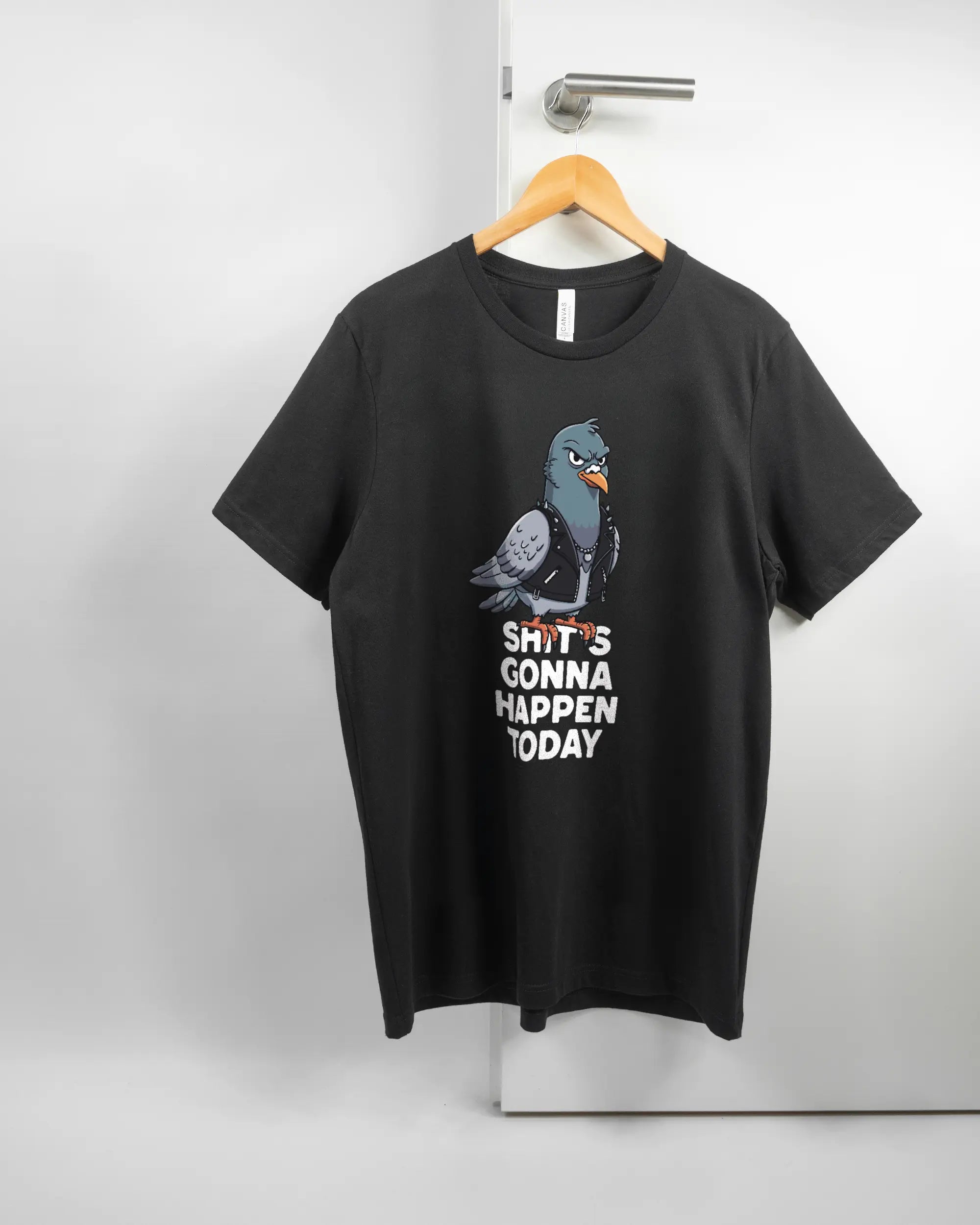 Vorderseite des Basic Unisex T-Shirt Light von Maondo mit dem Design Pigeon Pun in der Farbe Black und in der Größe L auf einem Bügel an der Türklinke aufgehängt