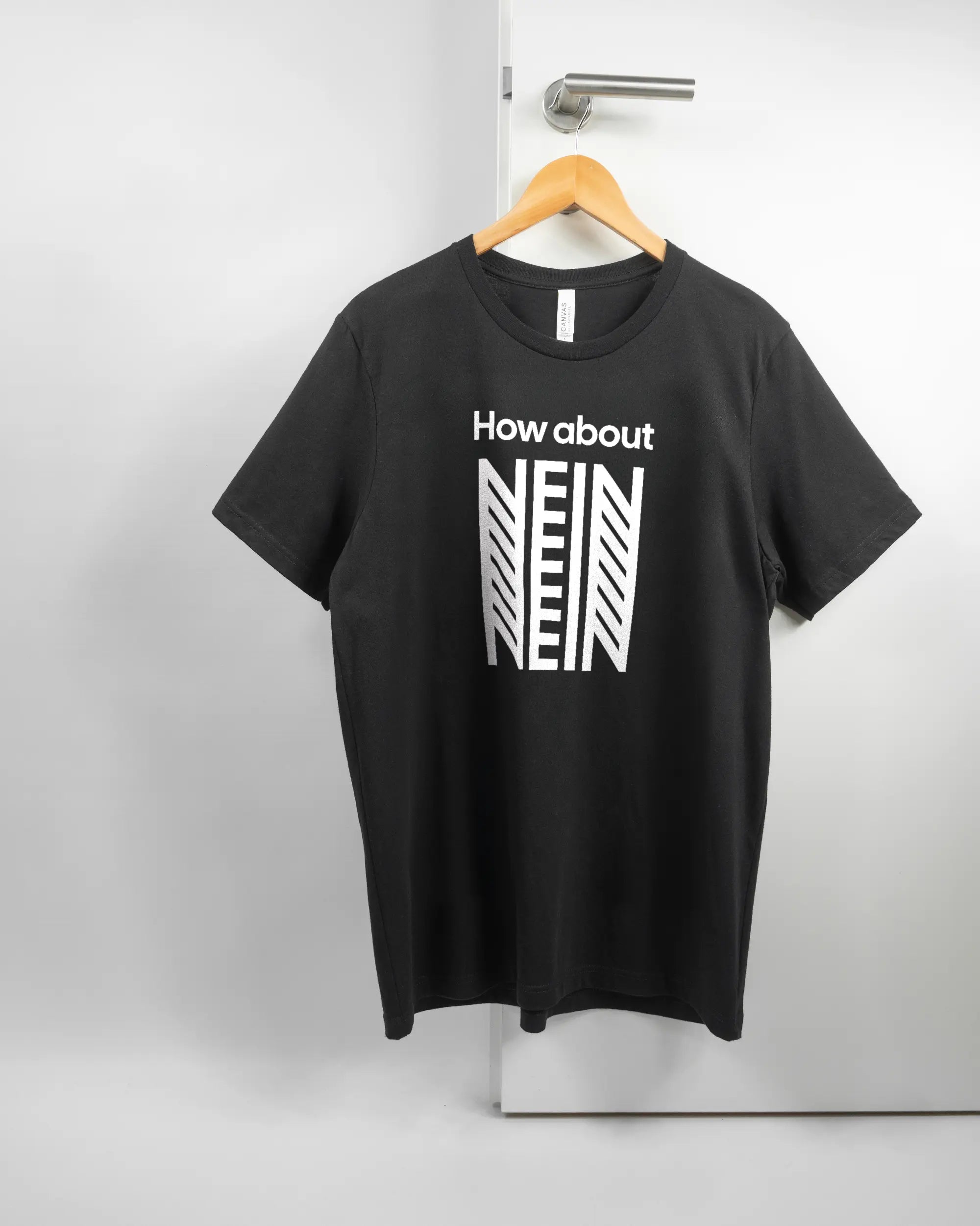 Vorderseite des Basic Unisex T-Shirt Light von Maondo mit dem Design How about nein in der Farbe Black und in der Größe L auf einem Bügel an der Türklinke aufgehängt